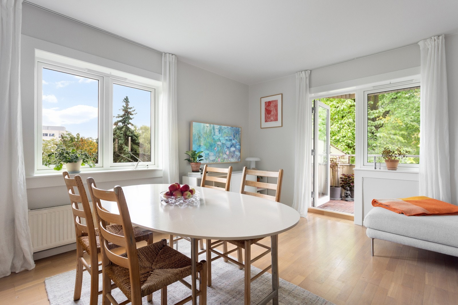 I den andre delen av stuen har du plass til både tv-møblement og sofa. Galleribilde