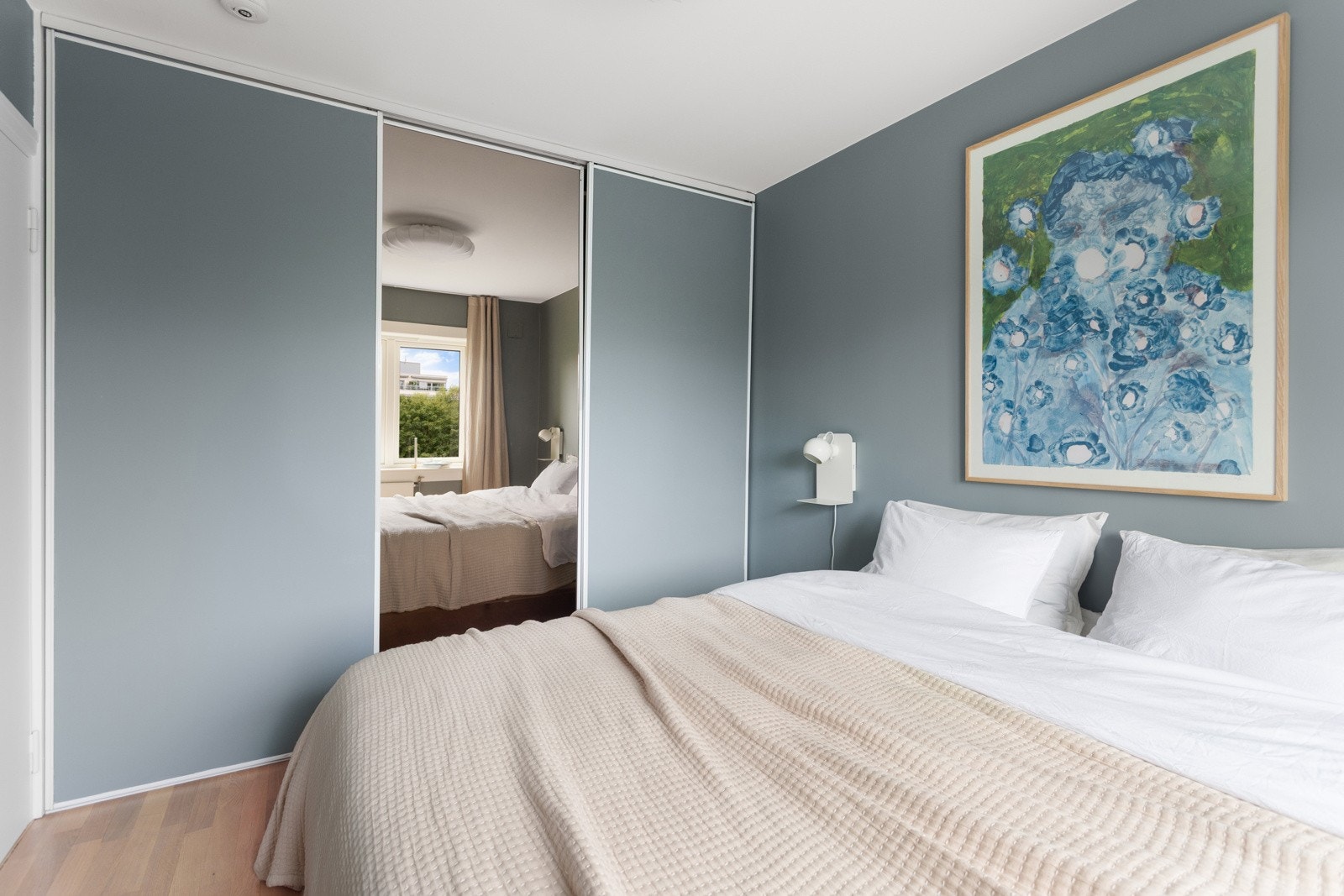 Stort garderobeskap med skyvedørsfronter. Galleribilde