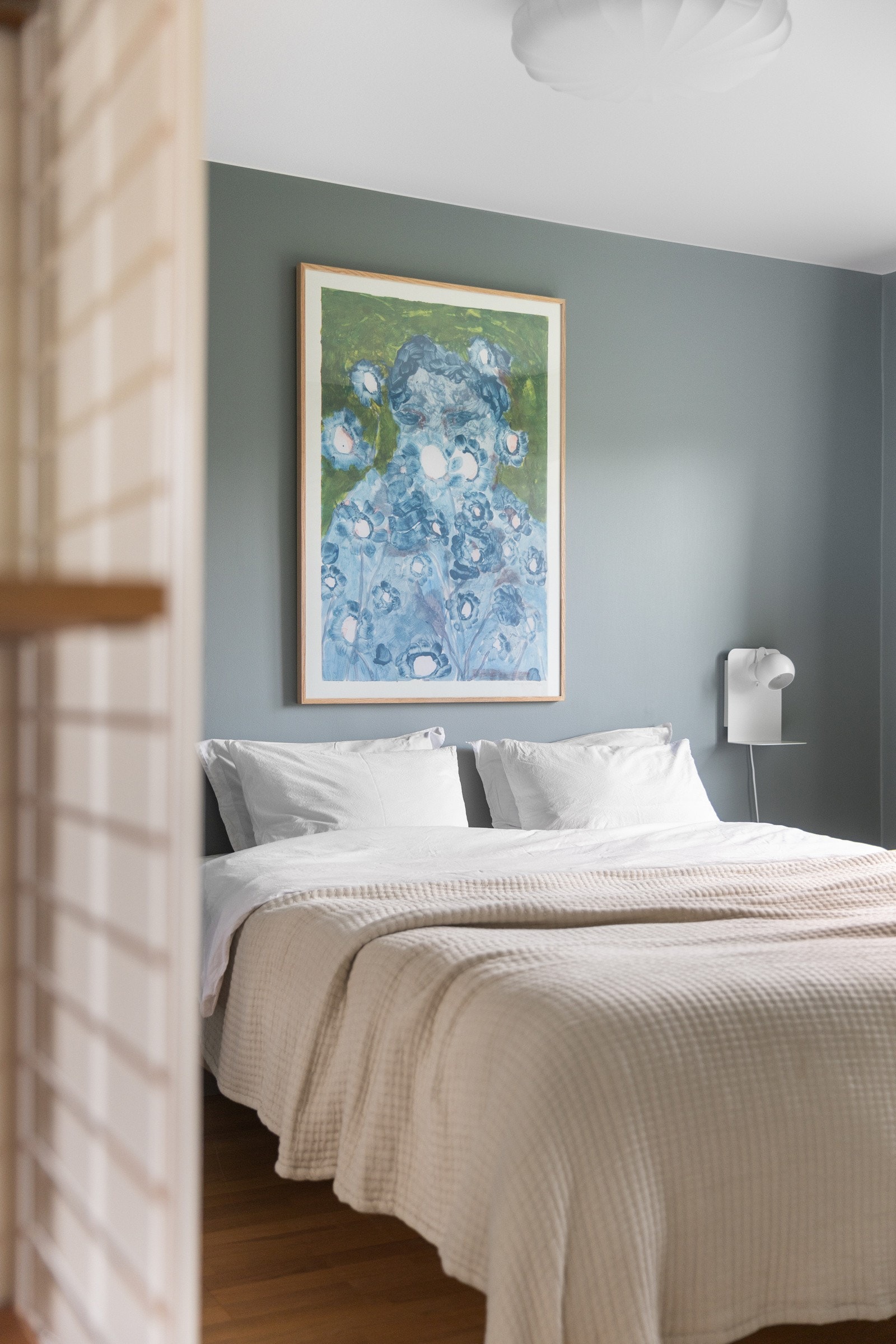 Leiligheten har 2 gode soverom, beliggende på hver sin side av leiligheten. Galleribilde