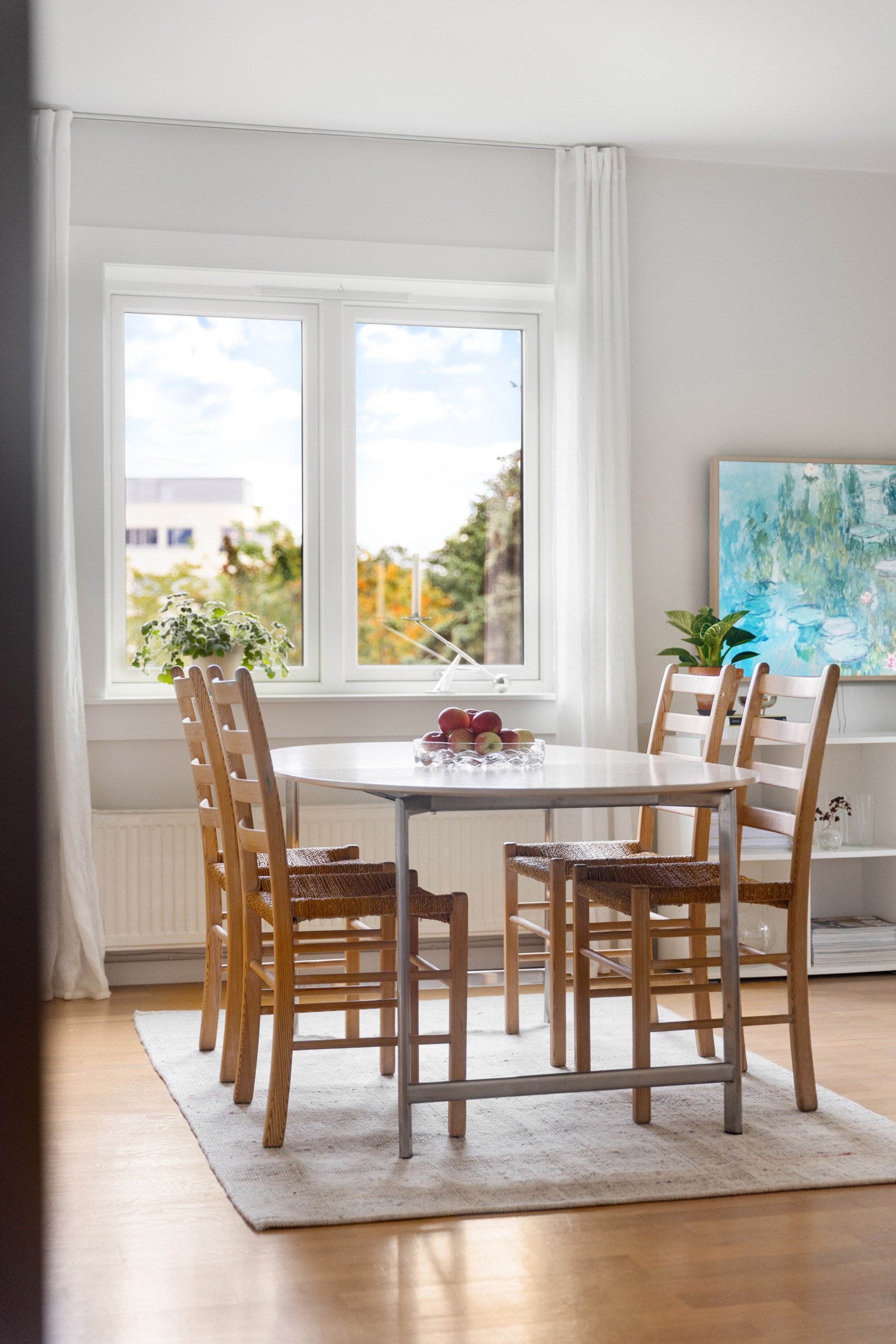 God plass til stort spisebord foran vinduet. Galleribilde