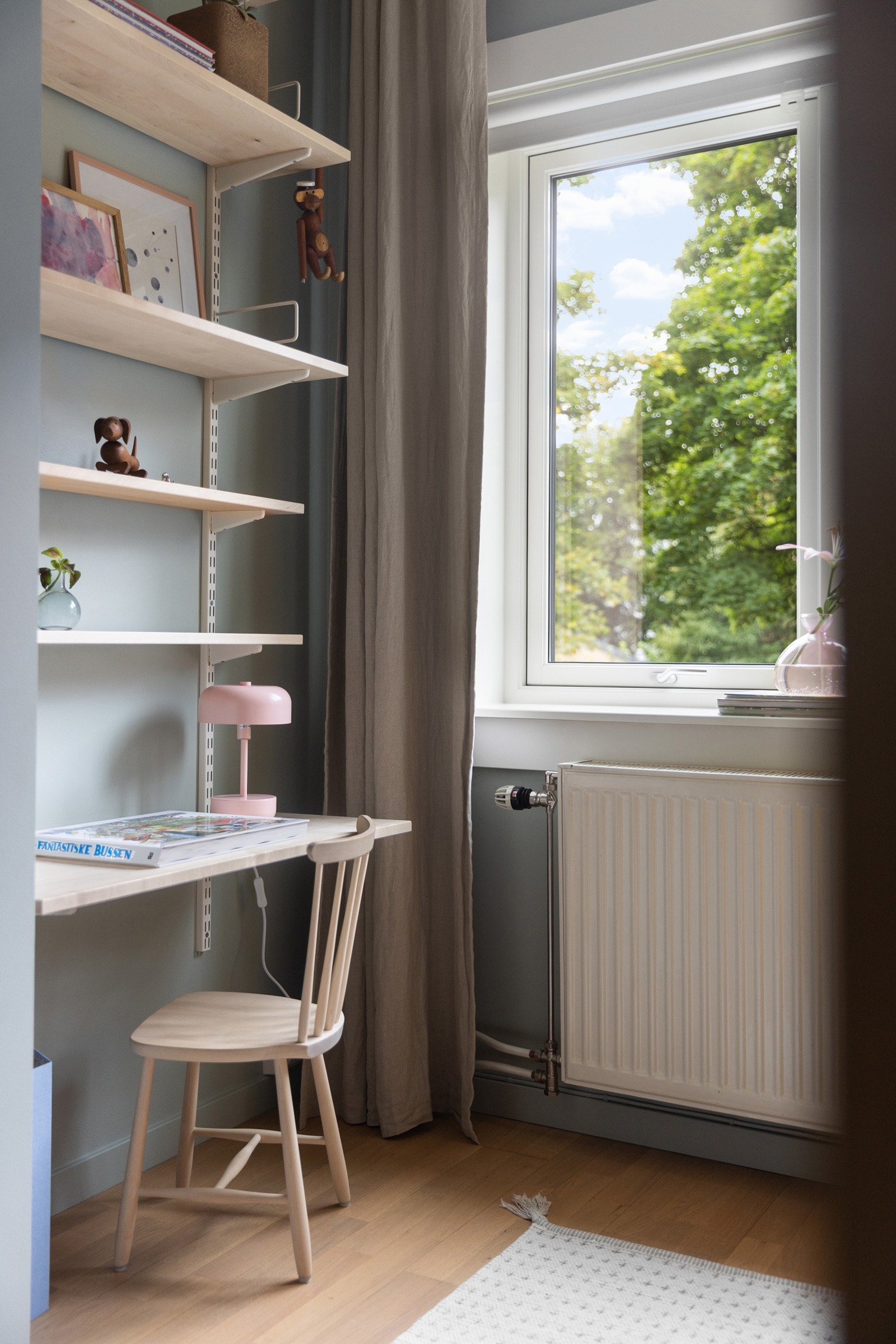 Ved siden av skapene har du plass til et skrivebord e.l. Galleribilde