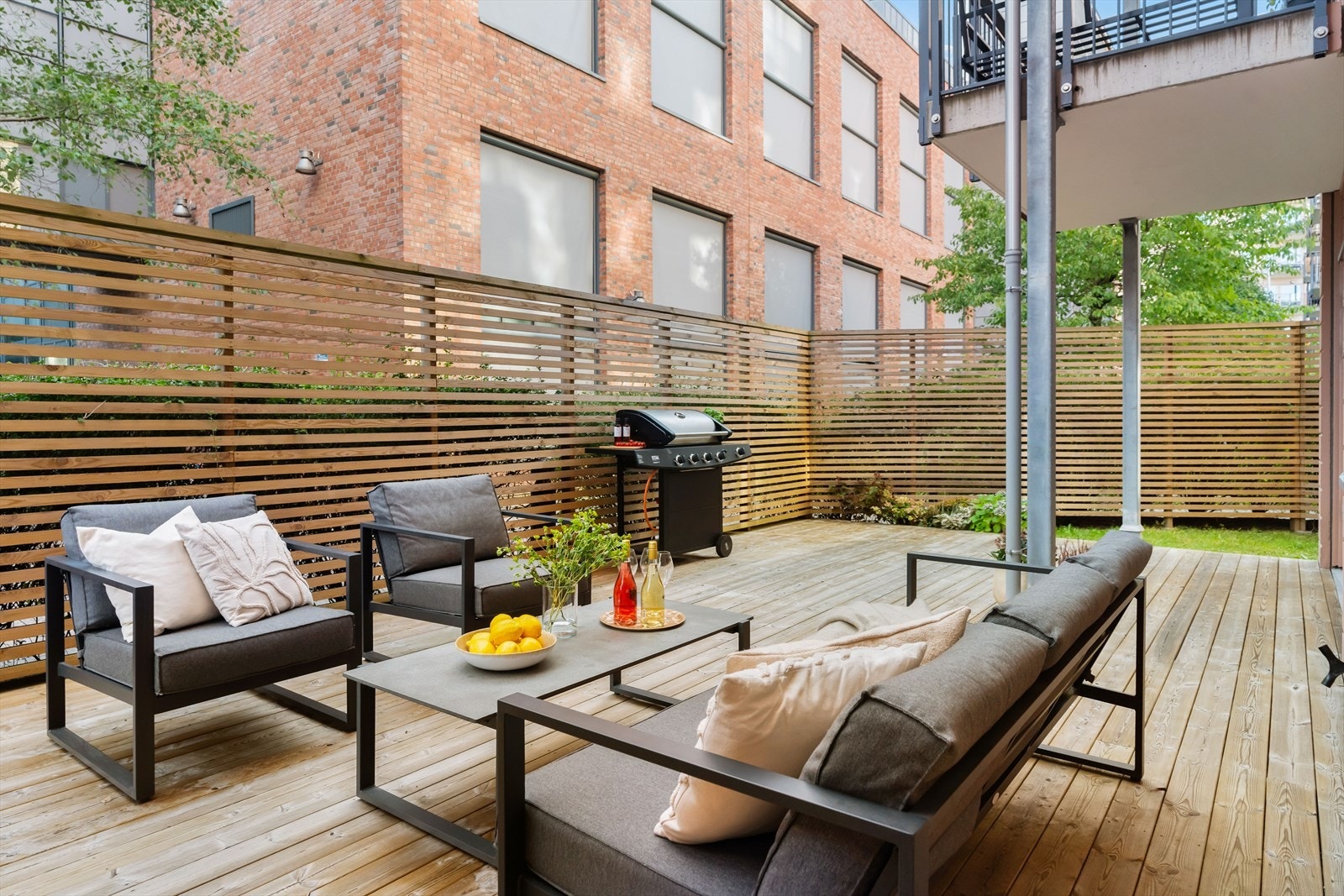 Terrassen har gjerde rundt, samt hekk utenfor gjerdet. Galleribilde