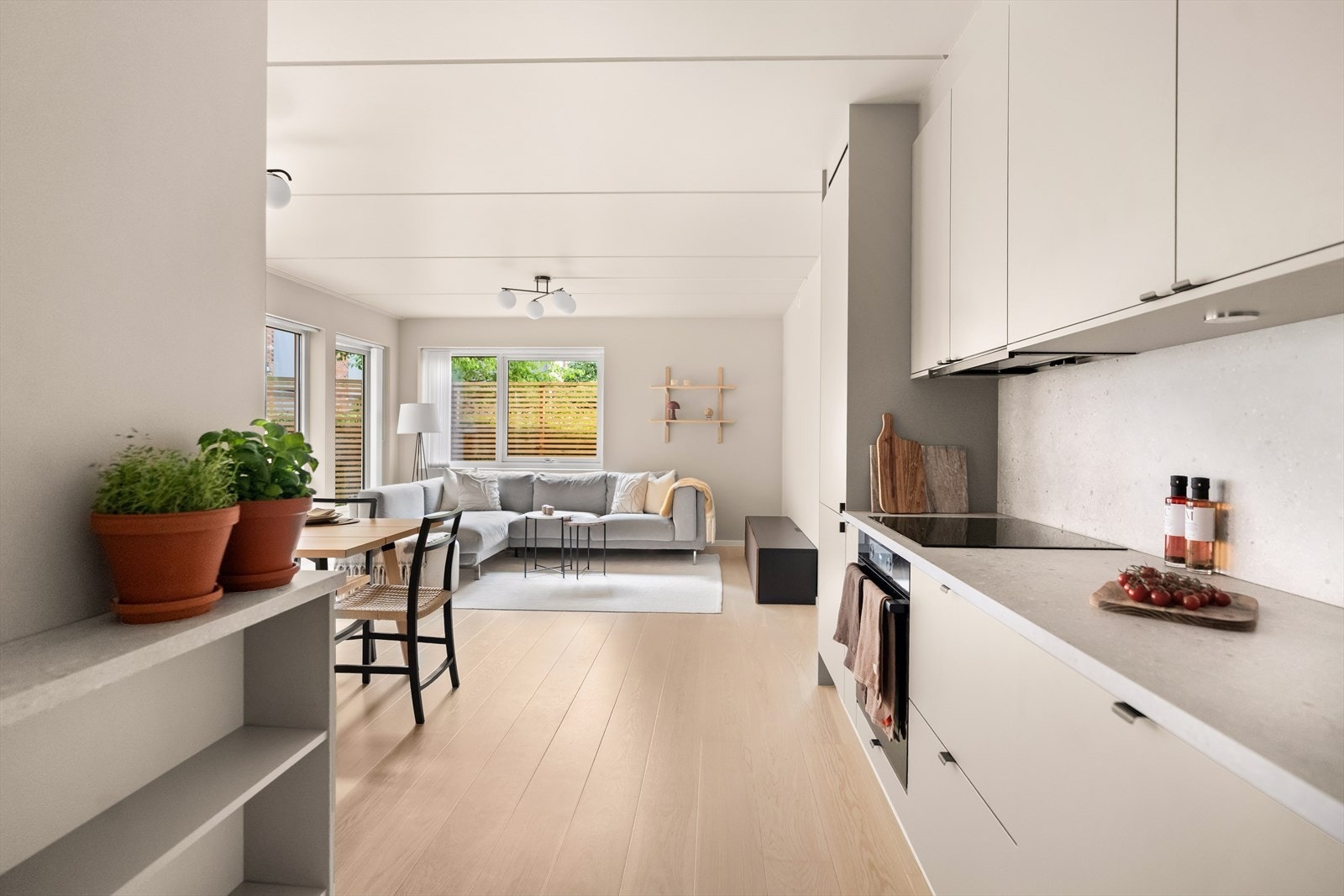 Leiligheten fremstår som lys og moderne og har en stor usjenert uteplass. Galleribilde