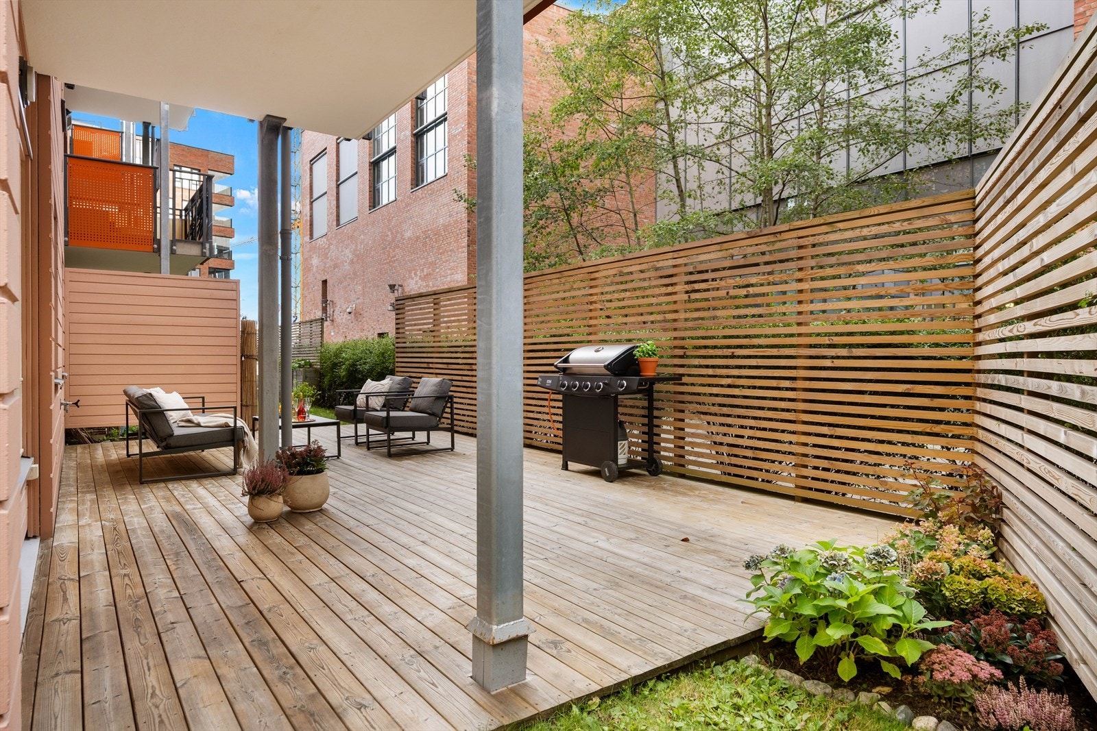 Her ute er det god plass til sittegrupper, samt grill. Galleribilde