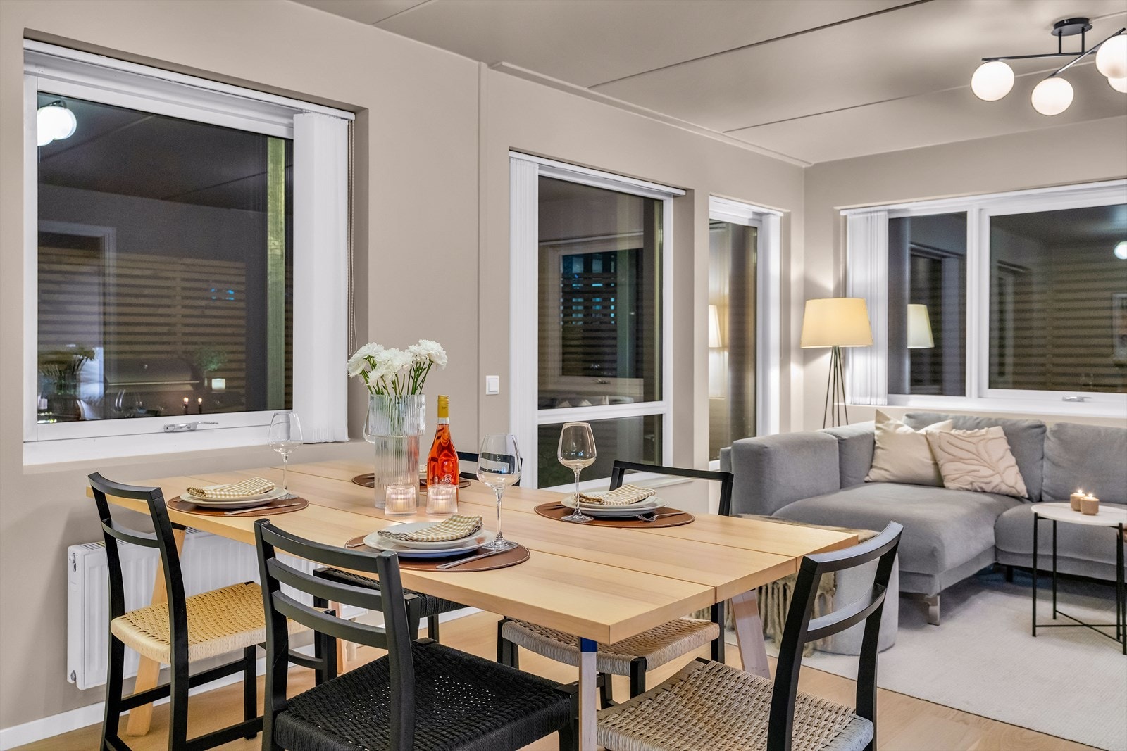 Vegger og tak er malt i tidsriktig fargetone, og det er parkett på gulvet. Galleribilde