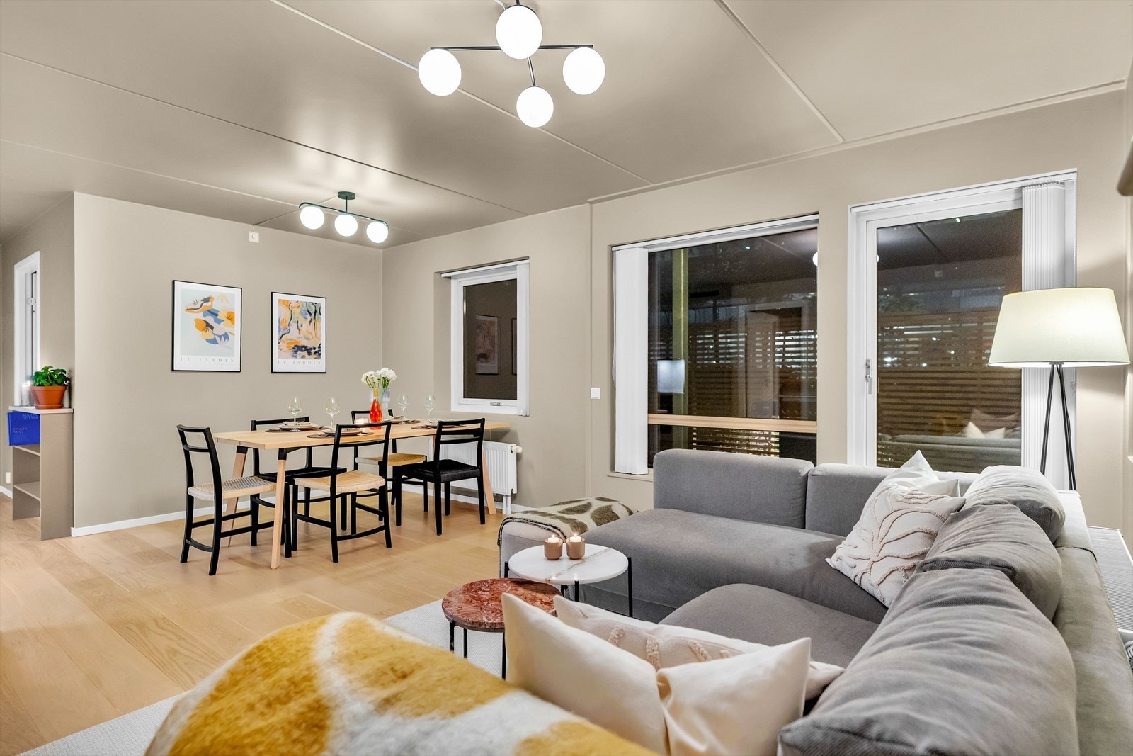 Stuen er av svært fin størrelse, med mange innredningsmuligheter. Galleribilde