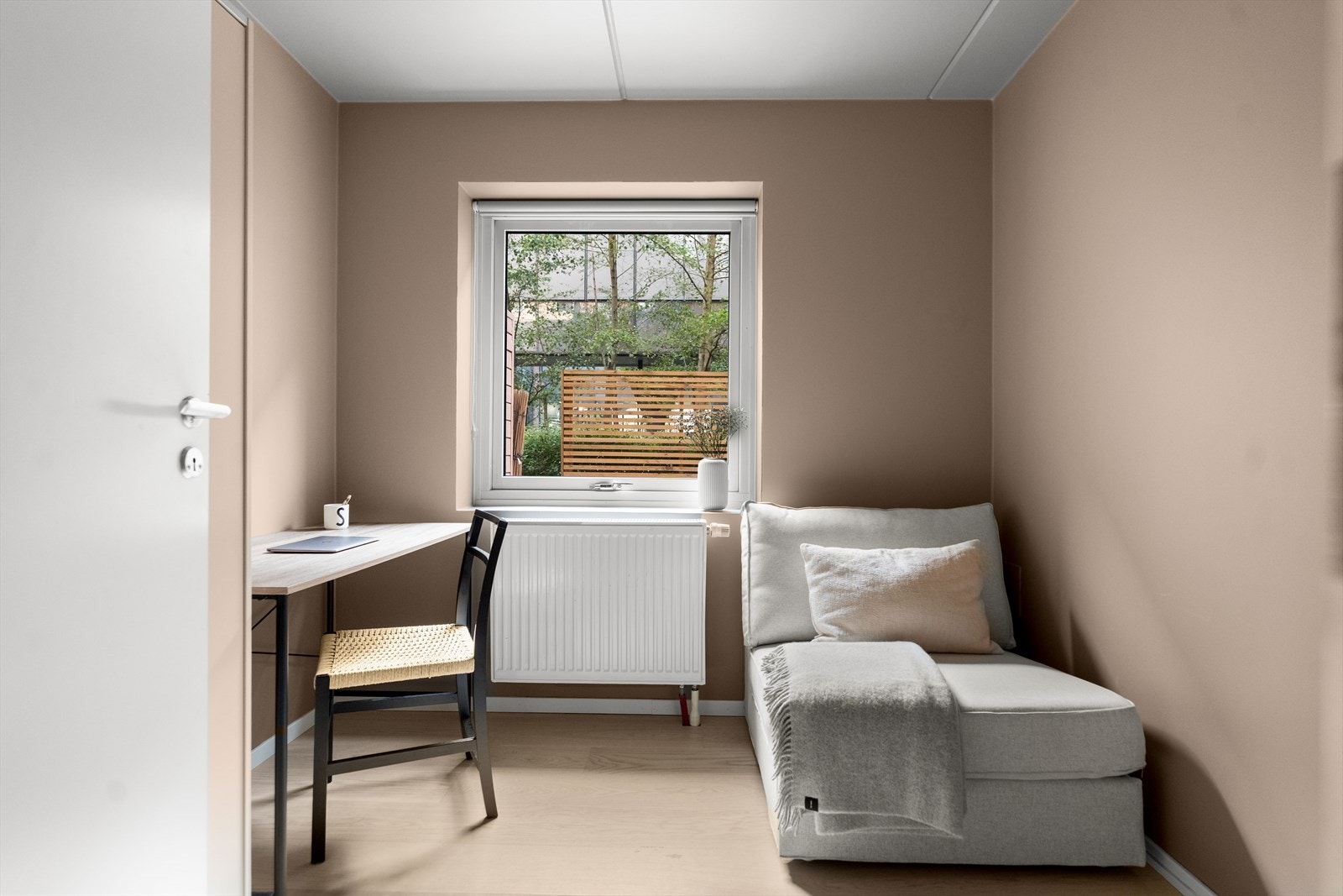 Rommet har plass til seng, nattbord, garderobeløsning og evt. skrivebord. Galleribilde