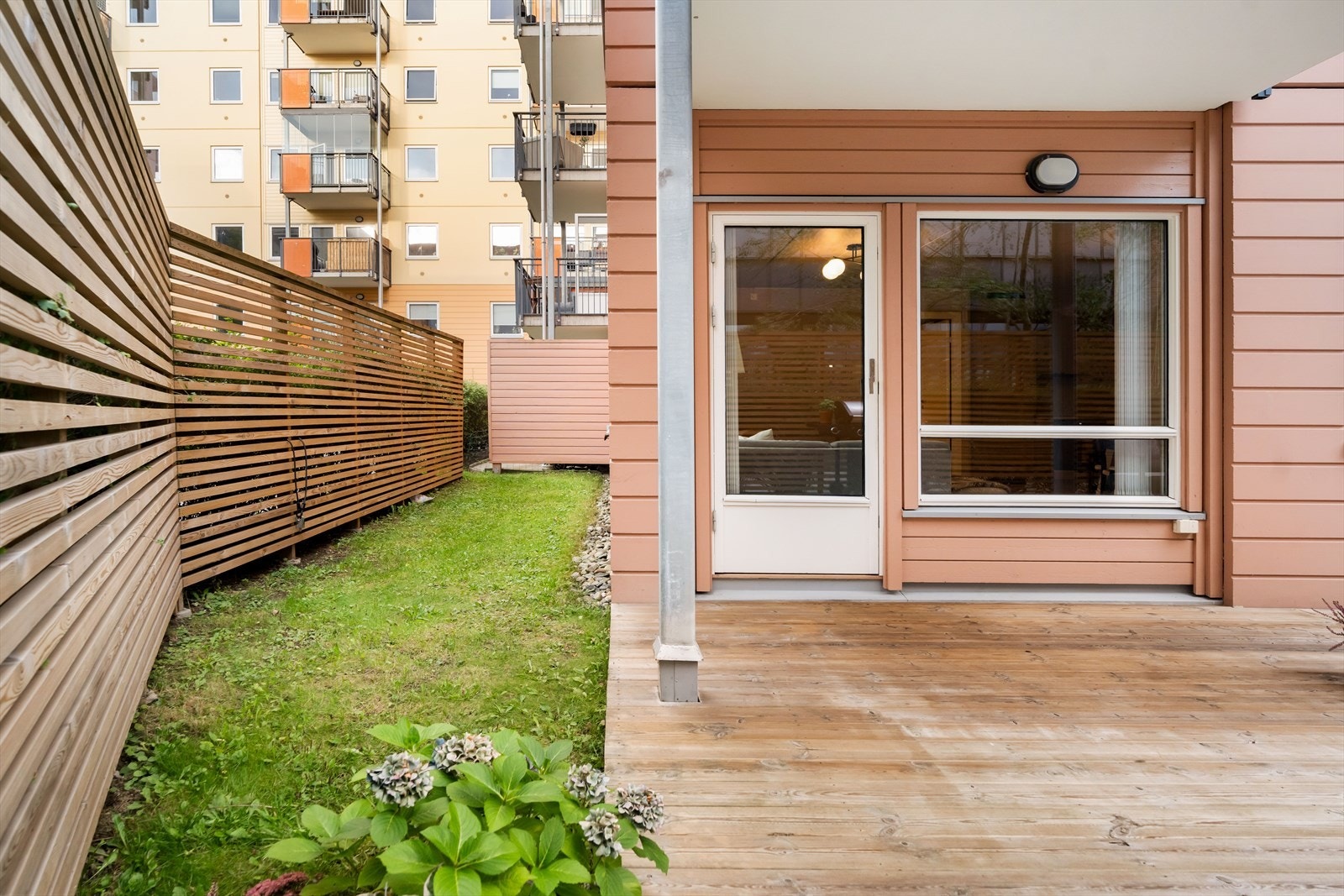 Det strekker seg gress langs den ene siden av leiligheten. Galleribilde