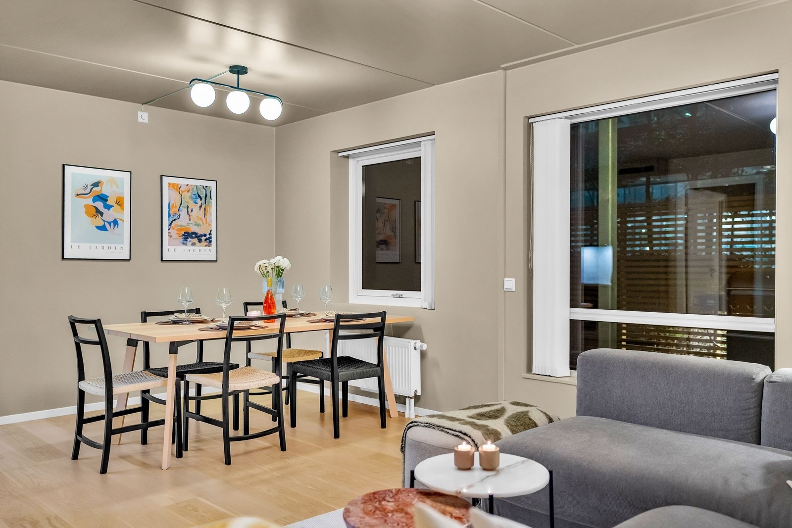 Rommet har god plass til sofaseksjon, tv-møbel og spisegruppe. Galleribilde