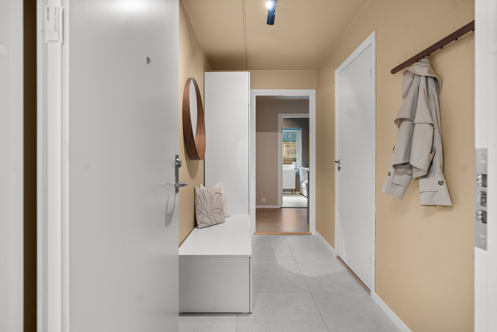 Leiligheten har en lys og innbydende entré, med god plass til å henge fra seg yttertøy og sette fra seg sko. I entréen er det garderobe samt knaggrekke. Det er praktiske fliser på gulvet. Galleribilde