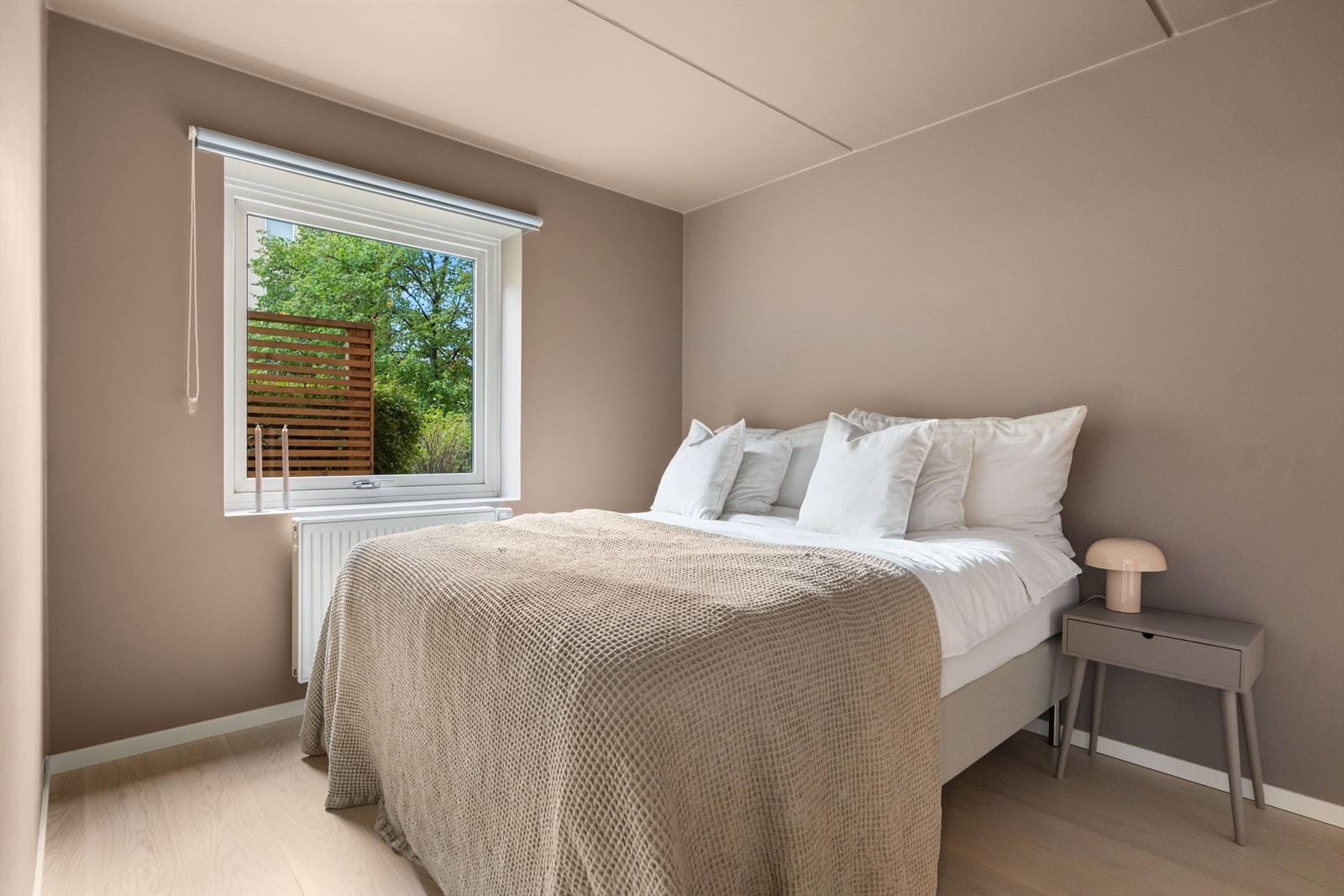 Boligen har to soverom. Hovedsoverommet har plass til dobbeltseng med tilhørende nattbord. Galleribilde