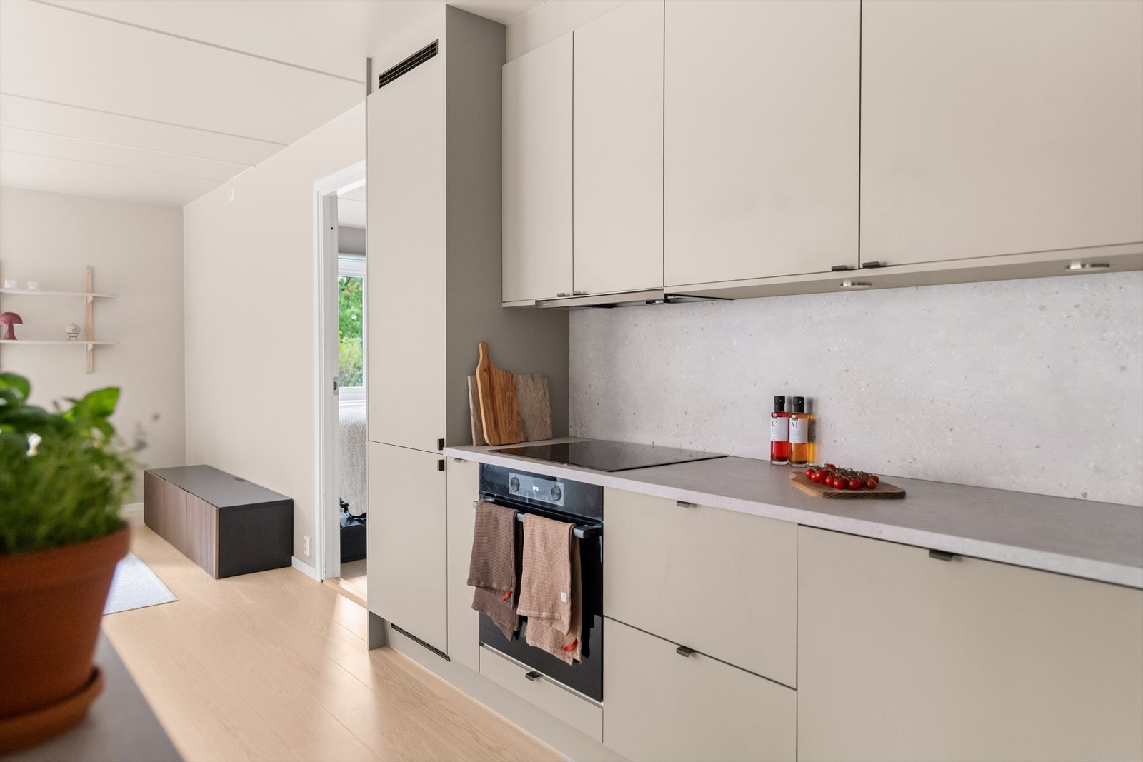 Det er montert komfyrvakt over koketoppen. I tillegg er det belysning under overskapene Galleribilde