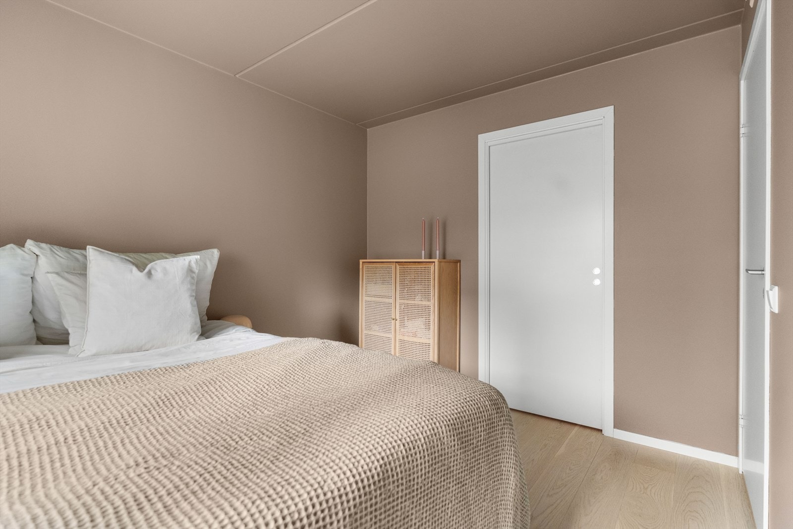 Videre er det inngang til et omkledningsrom med mye lagringsplass. Galleribilde