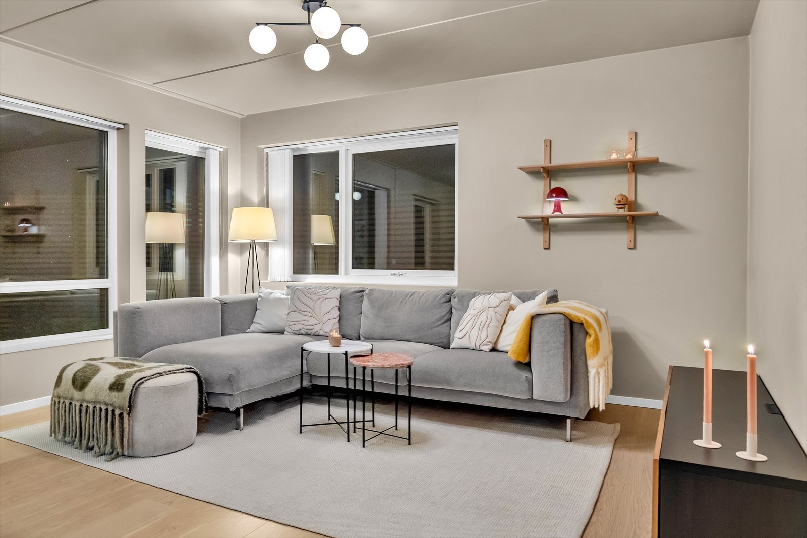 Rommet har store vindusflater, samt fint og usjenert utsyn mot terrassen. Galleribilde