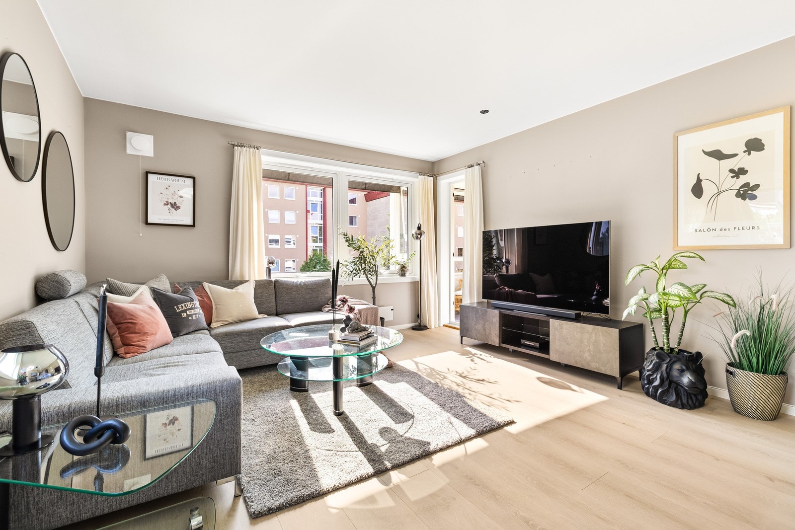 Gulvvarme i stue, kjøkken, entré og bad. Det ble lagt nye gulv i stue, kjøkken og entré i 2021. Galleribilde