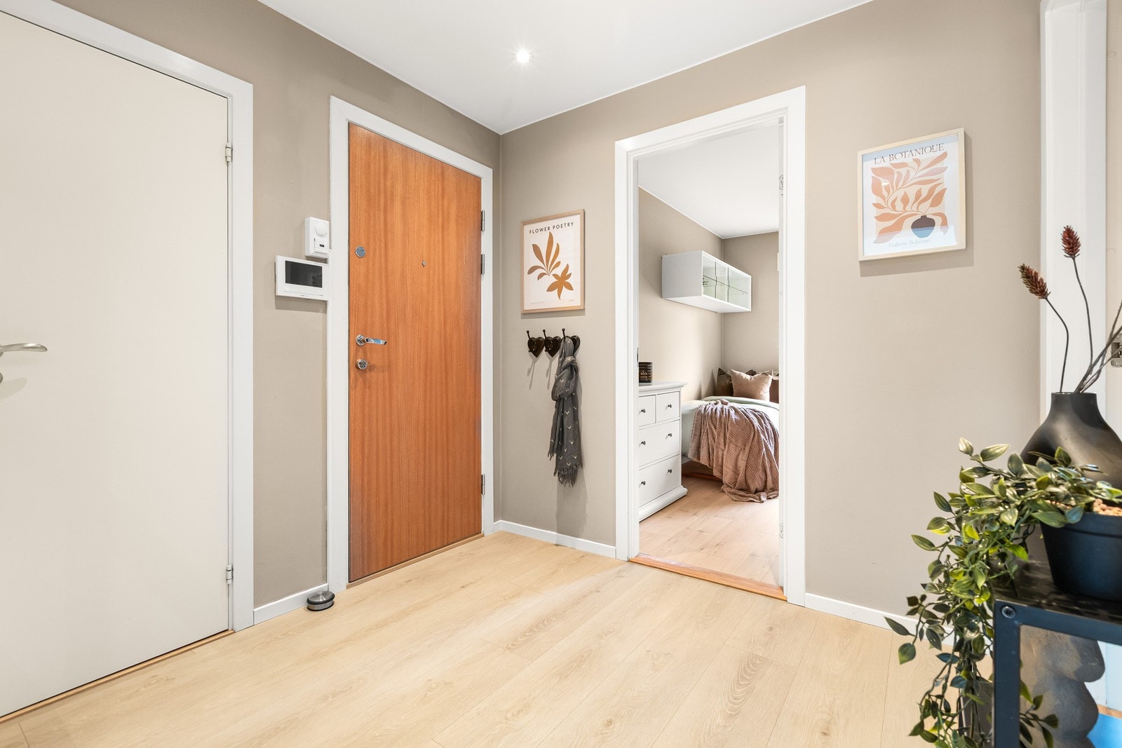 Entre med gulvvarme og downlights Galleribilde