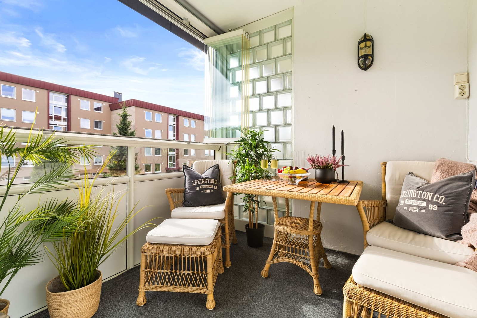 Flott, solrik innglasset balkong på 5,2 kvm Galleribilde