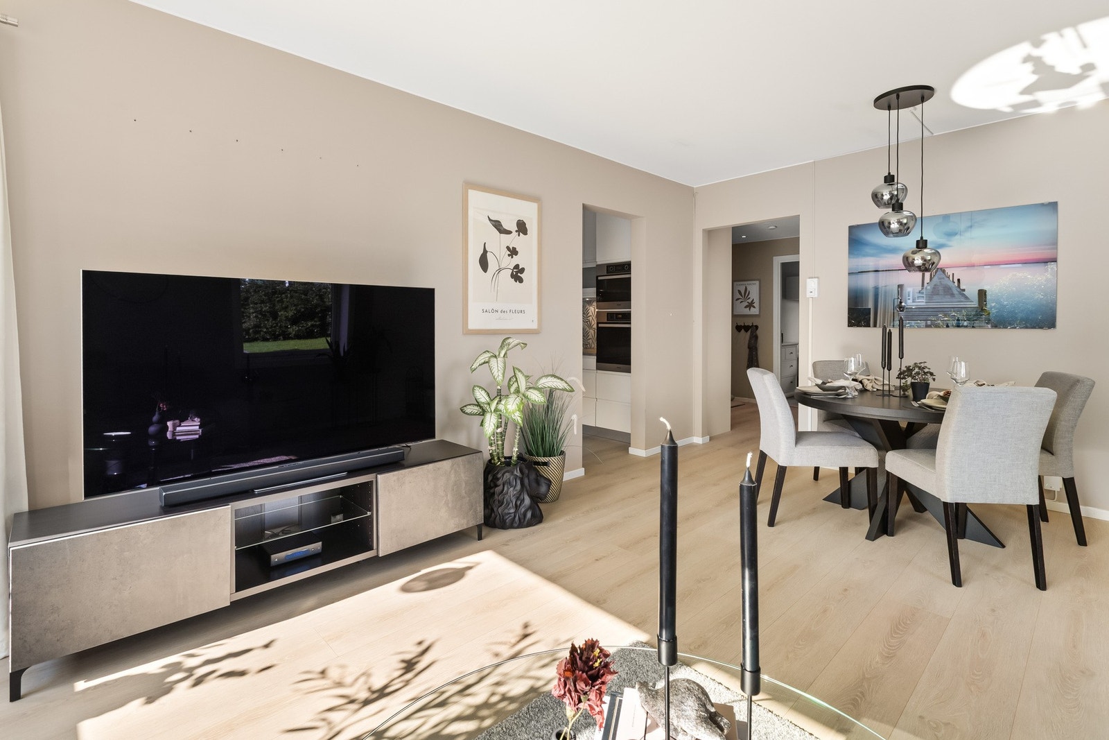 Leiligheten har moderne farge- og materialvalg Galleribilde