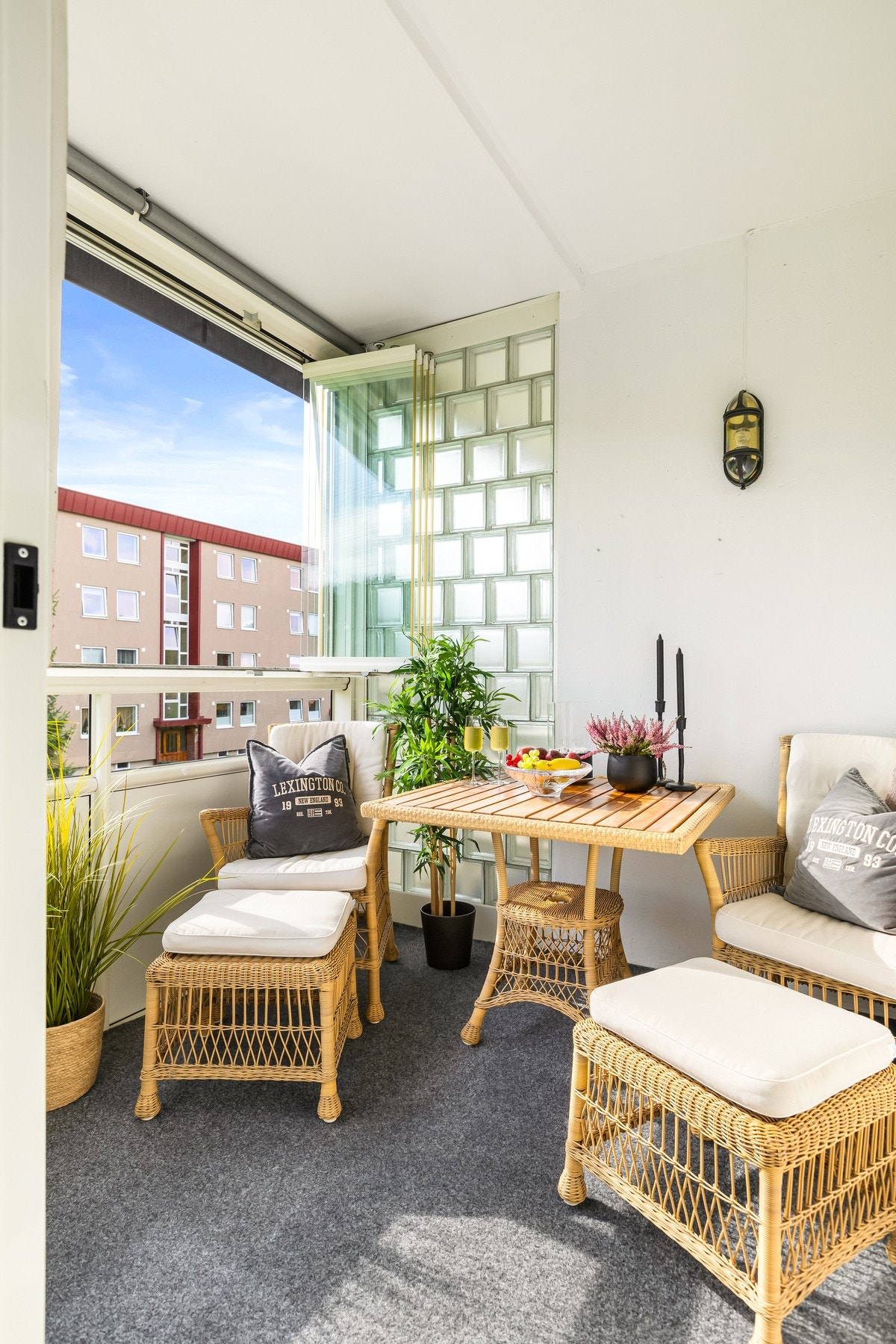 Glassene kan enkelt skyves til side på solrike dager Galleribilde