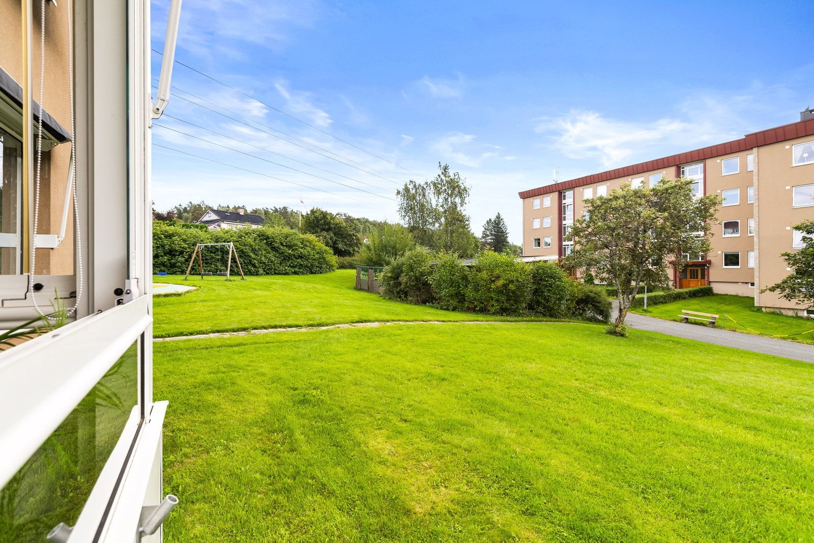 Balkongen vender mot rolig grøntområde. God avstand mellom blokkene Galleribilde