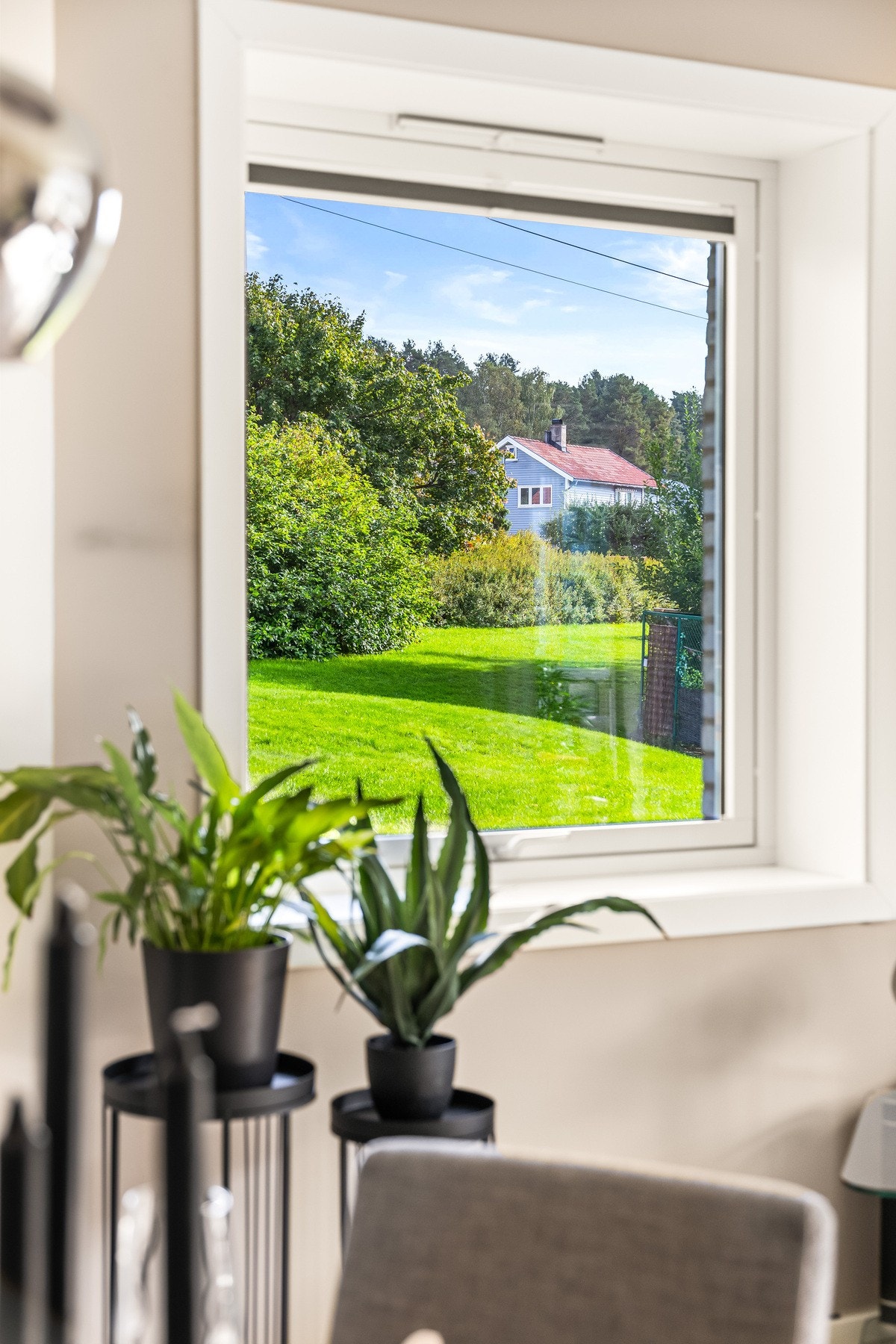 Endeleilighet med ekstra vindu i stuen som bidrar til gode innvendige lysforhold Galleribilde