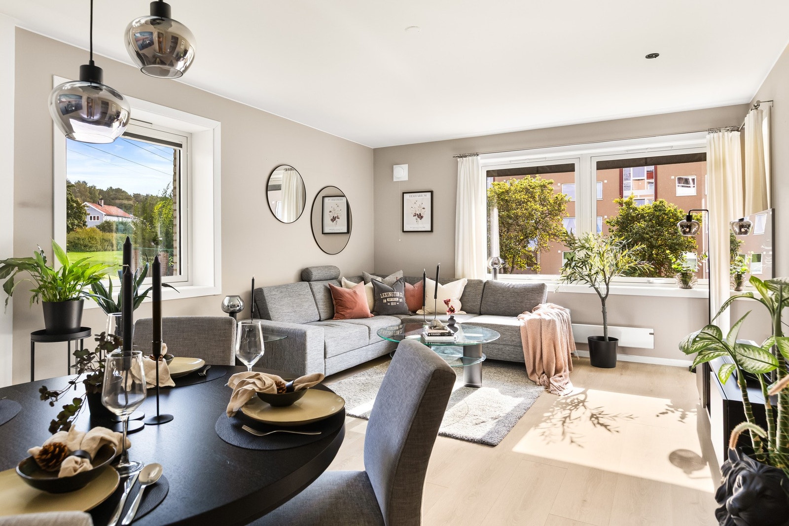 Romslig stue med god plass til sofagruppe og spisebord Galleribilde