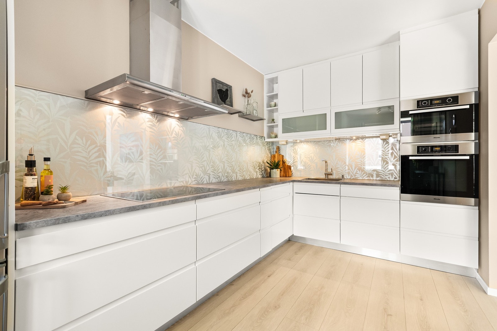 Lekker 3-roms endeleilighet i høy 1. etasje med meget god intern beliggenhet sentralt og barnevennlig på populære Manglerud Galleribilde