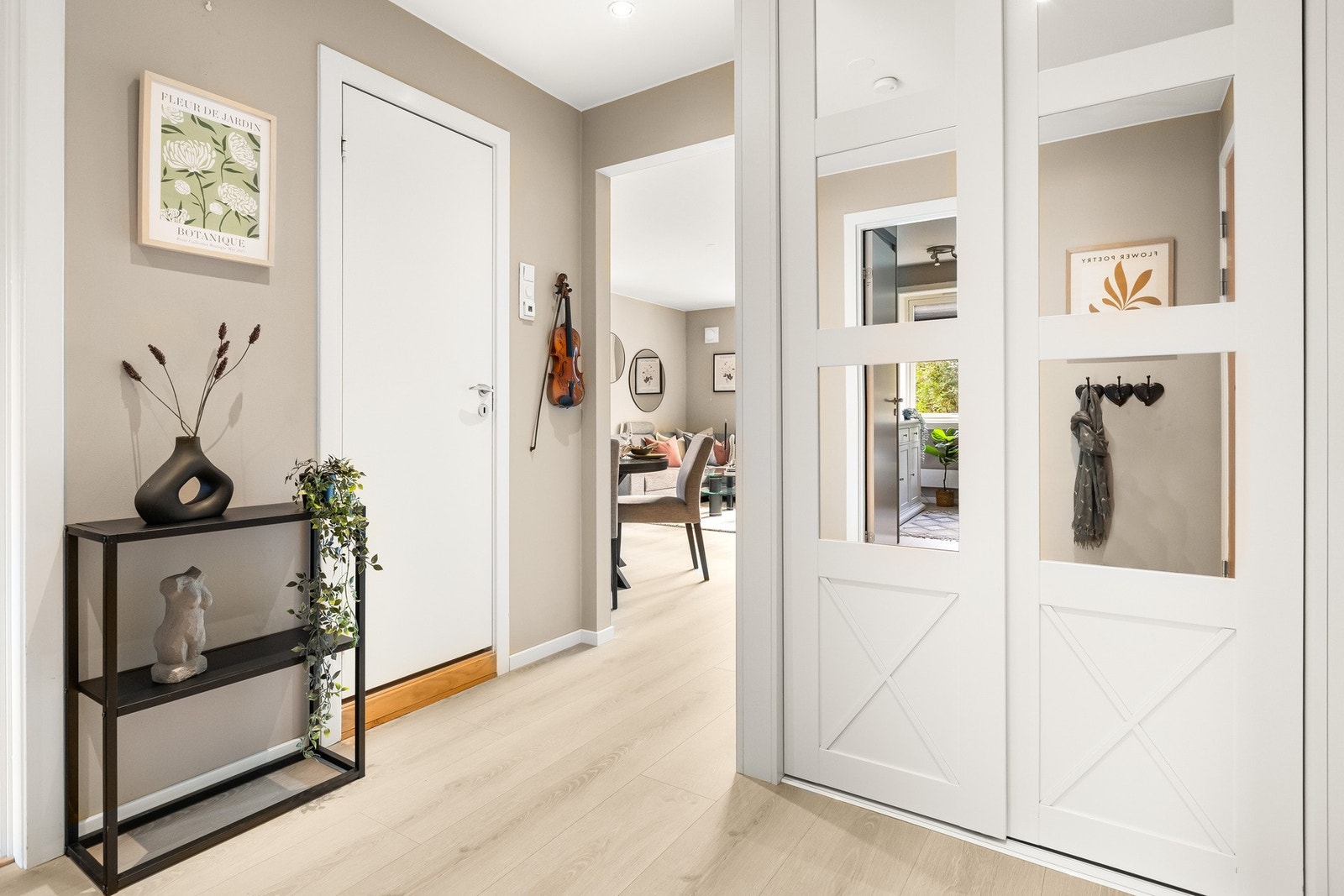 Entré med skyvedørsgarderobe Galleribilde