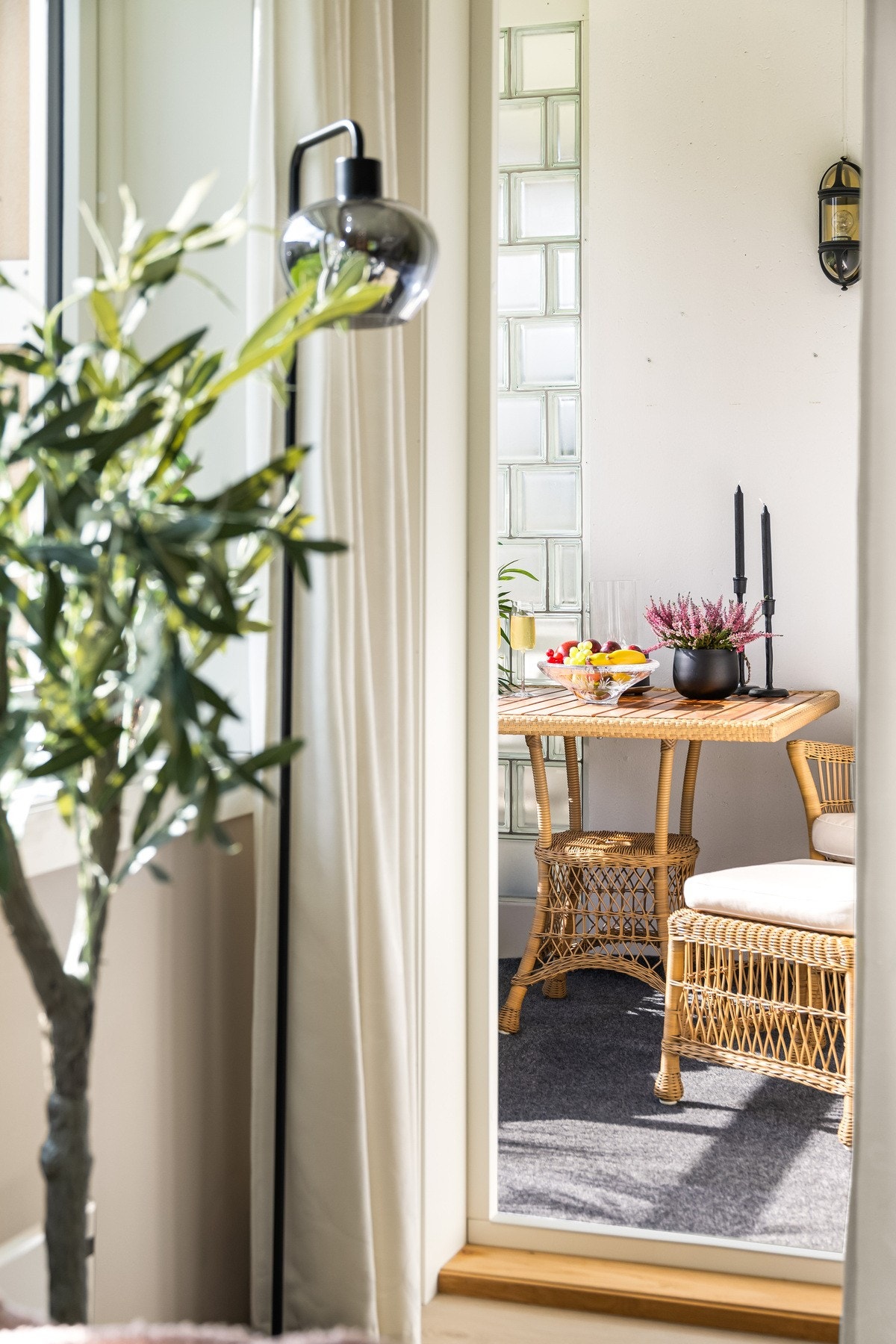 Fra stuen er det utgang til solrik sydvestvendt innglasset balkong på 5,2 kvm Galleribilde