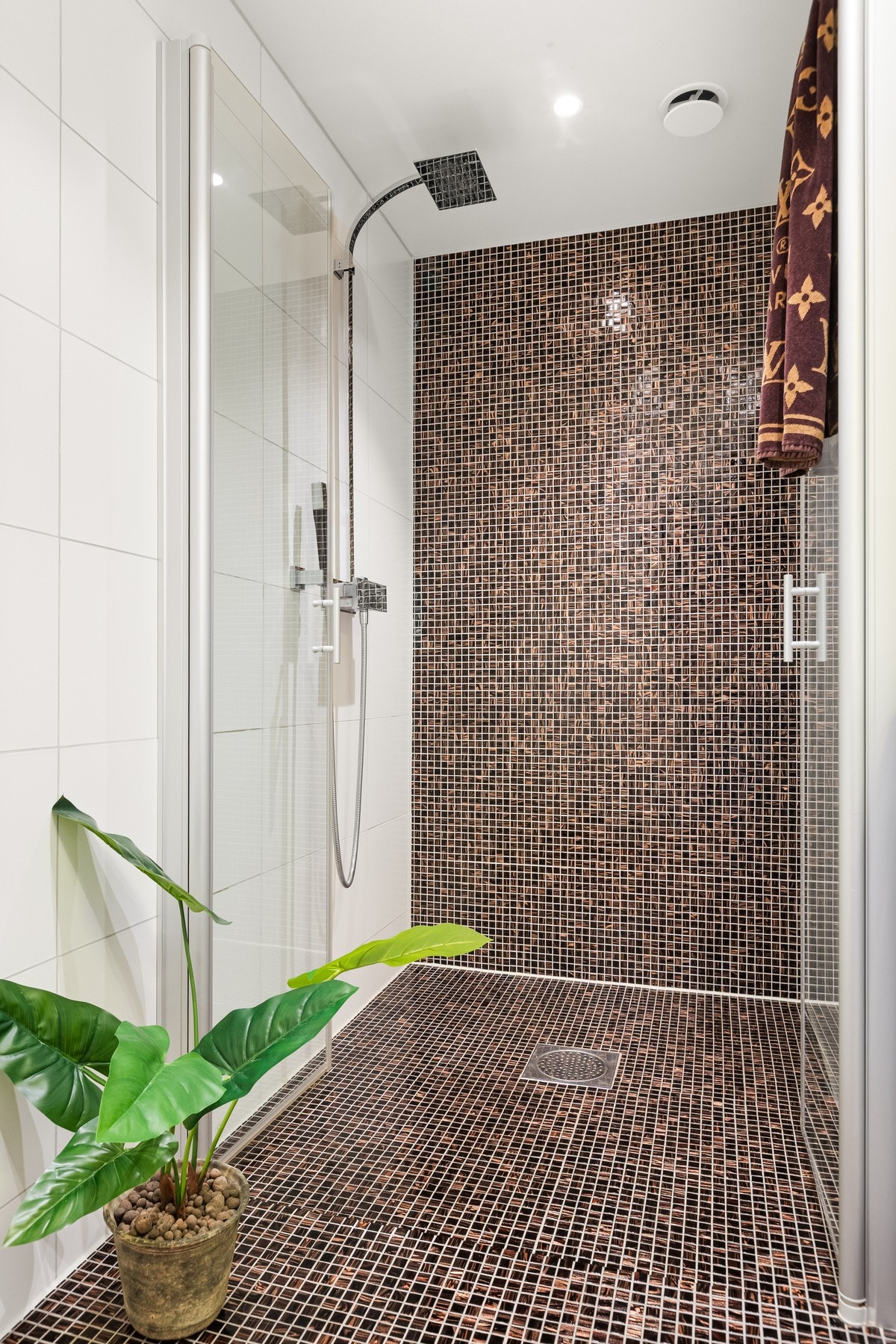 Fantastisk dusjnisje av god størrelse med glassdører, regnfallsdusj og hånddusj Galleribilde