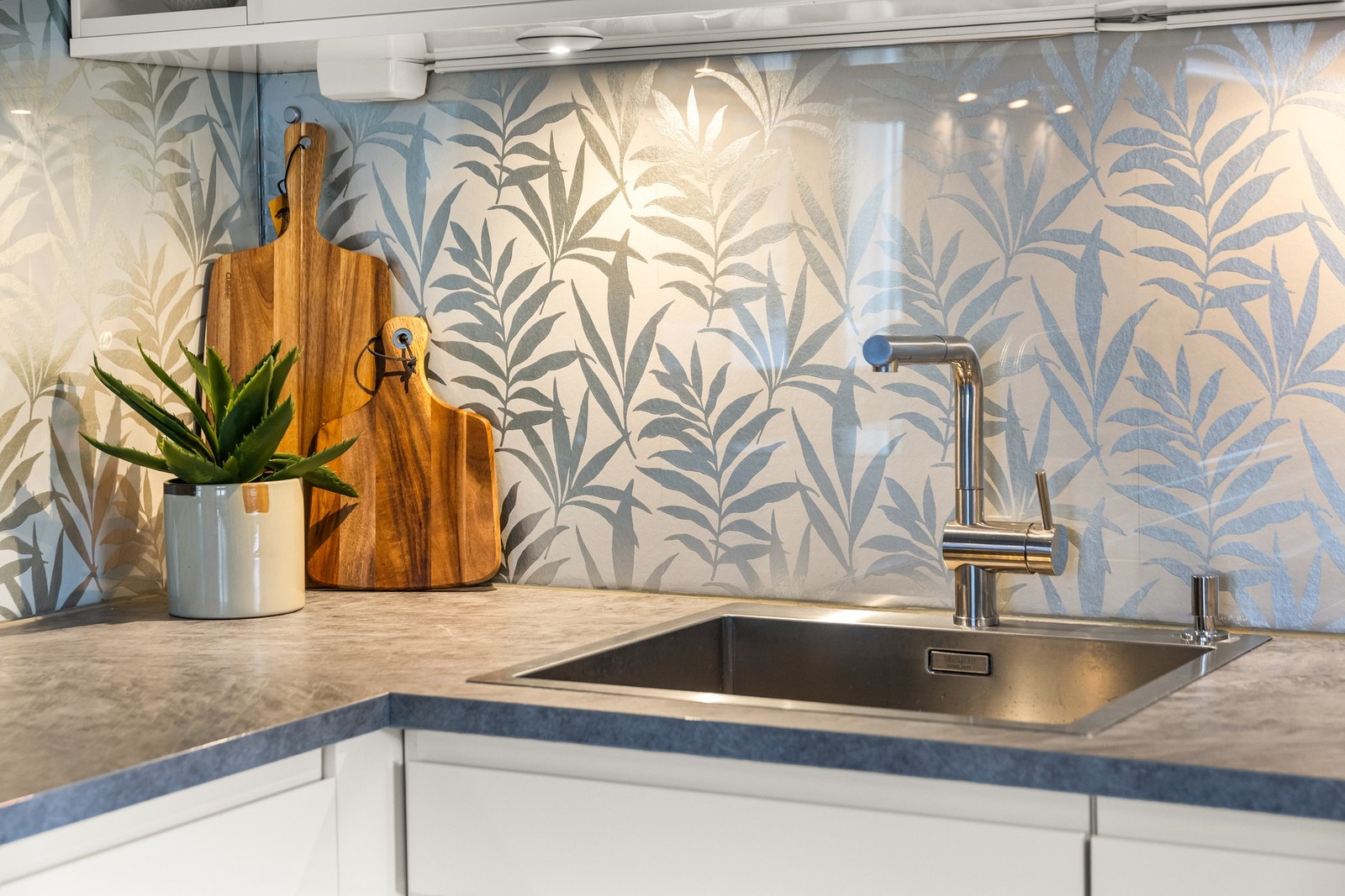 Glassplater over benk Galleribilde