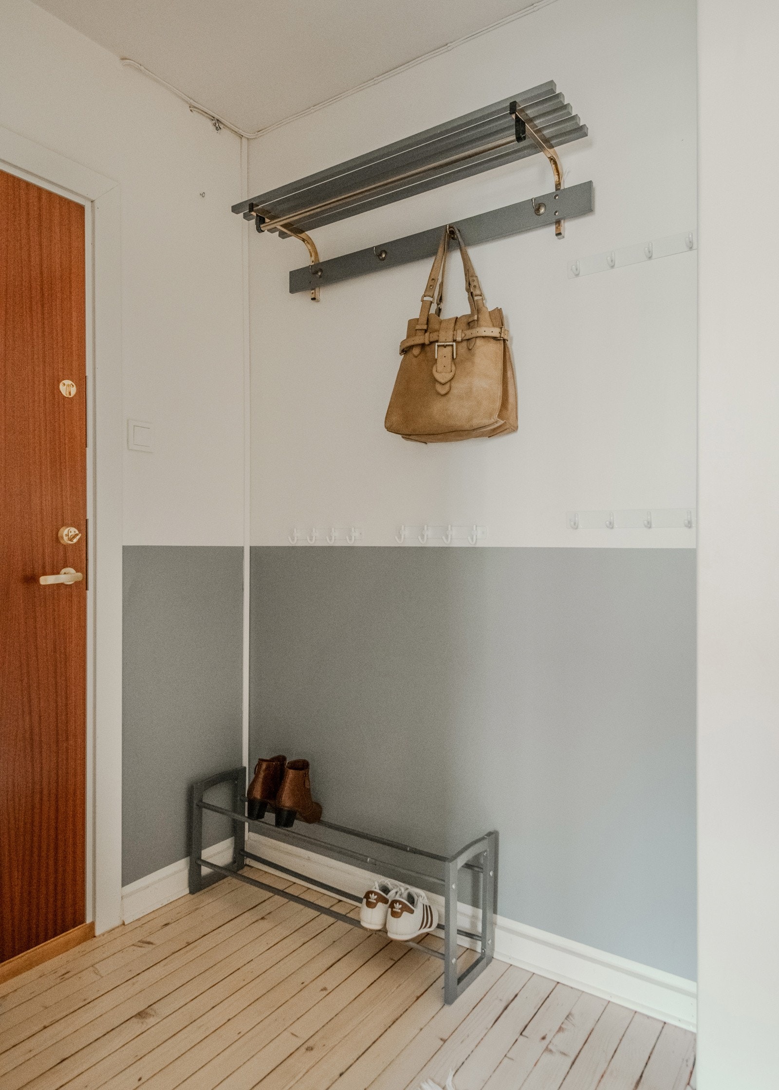 Entréen ønsker deg velkommen med god plass til oppbevaring av yttertøy og sko. Galleribilde