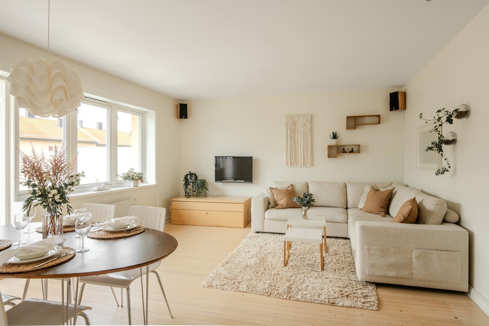 Velkommen til en stilren og innflyttingsklar leilighet med god planløsning og attraktive kvaliteter. Galleribilde