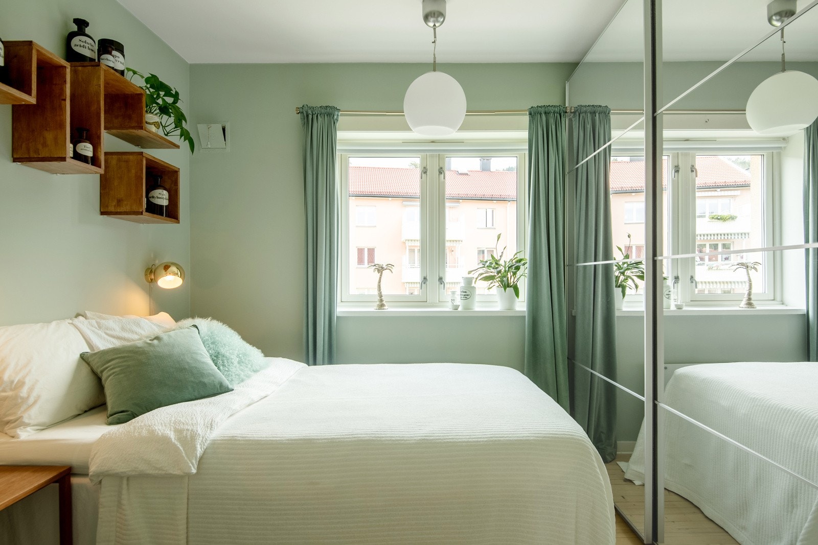 Leiligheten har to soverom, begge med garderobeløsninger som gir effektiv lagring. Galleribilde