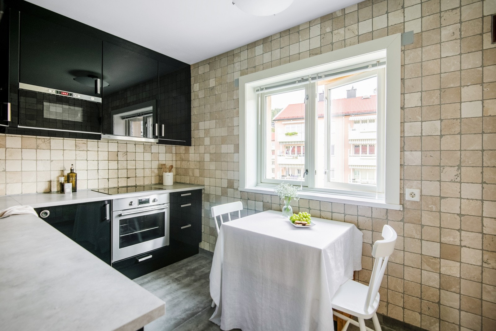 Kjøkkenet ligger i egen sone og er innredet med stilrene, høyglans fronter fra IKEA og laminat benkeplate. Galleribilde