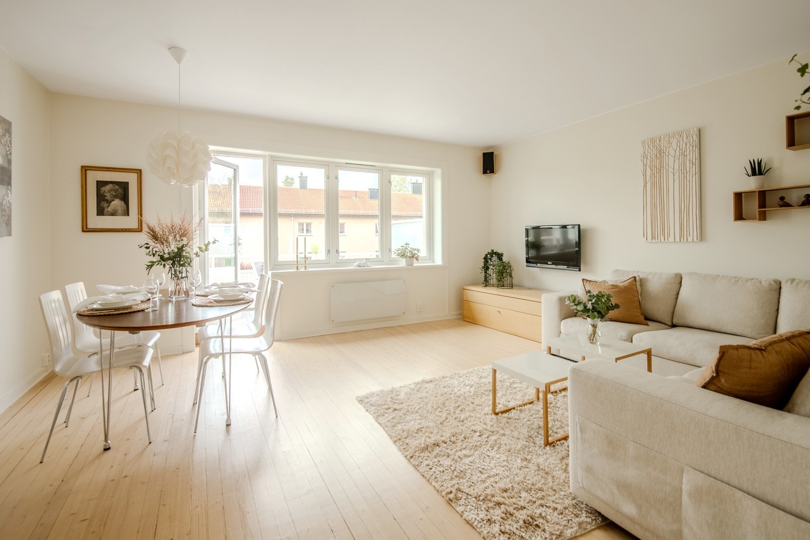 Stuen er boligens naturlige samlingspunkt, og har en behagelig atmosfære takket være store vindusflater fra 2017 som slipper inn rikelig med lys. Galleribilde