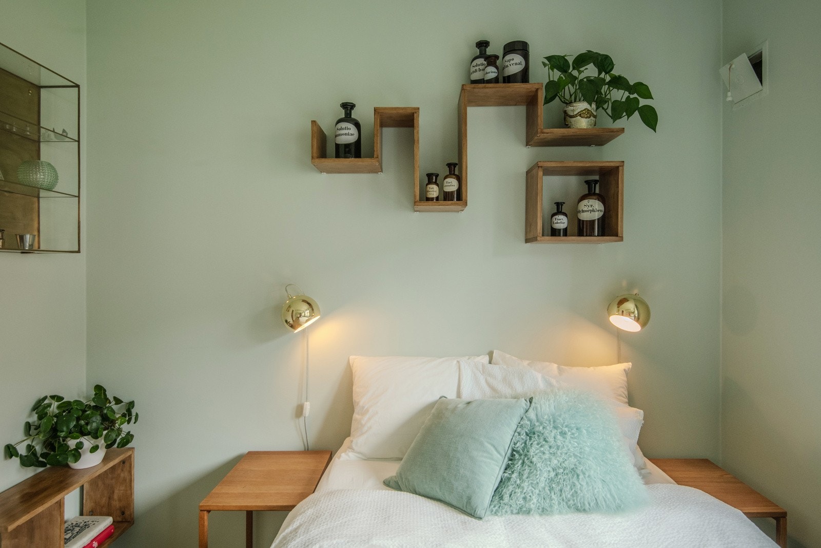 Rommets størrelse tillater deg også nattbord på hver side av sengen. Galleribilde