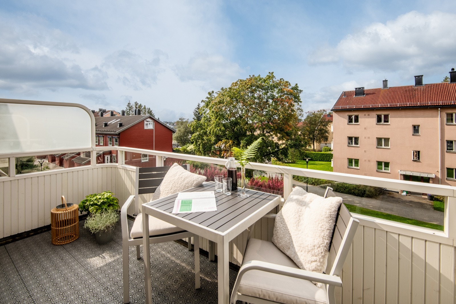 Her er det god plass til både utemøbler og grill, og med sol til langt ut på kvelden blir dette et naturlig oppholdssted i sommerhalvåret. Galleribilde