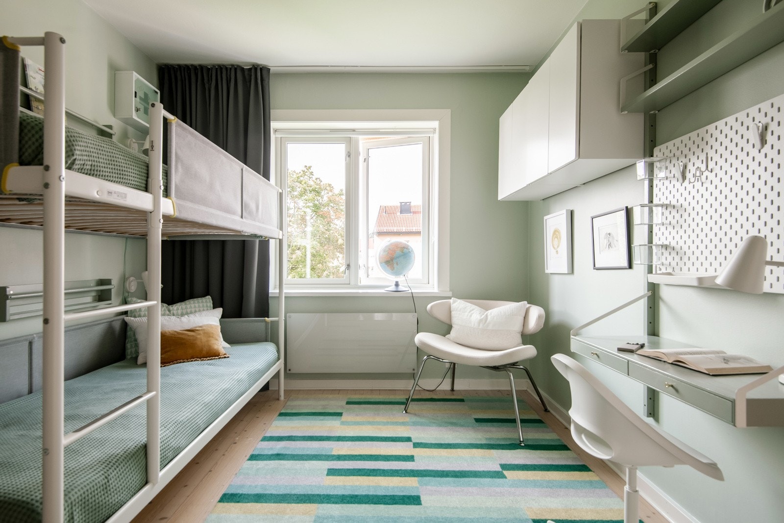 Rommet har i likhet med hovedsoverommet moderne fargevalg og praktiske oppbevaringsløsninger. Galleribilde