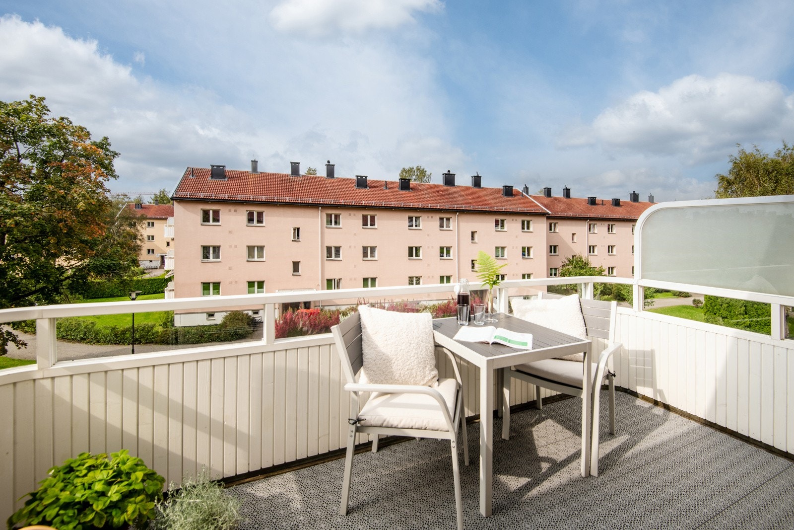 PrivatMegleren Renommé har gleden av å presentere Kurveien 38 - en moderne og gjennomført 3-roms leilighet med solrik balkong! Galleribilde