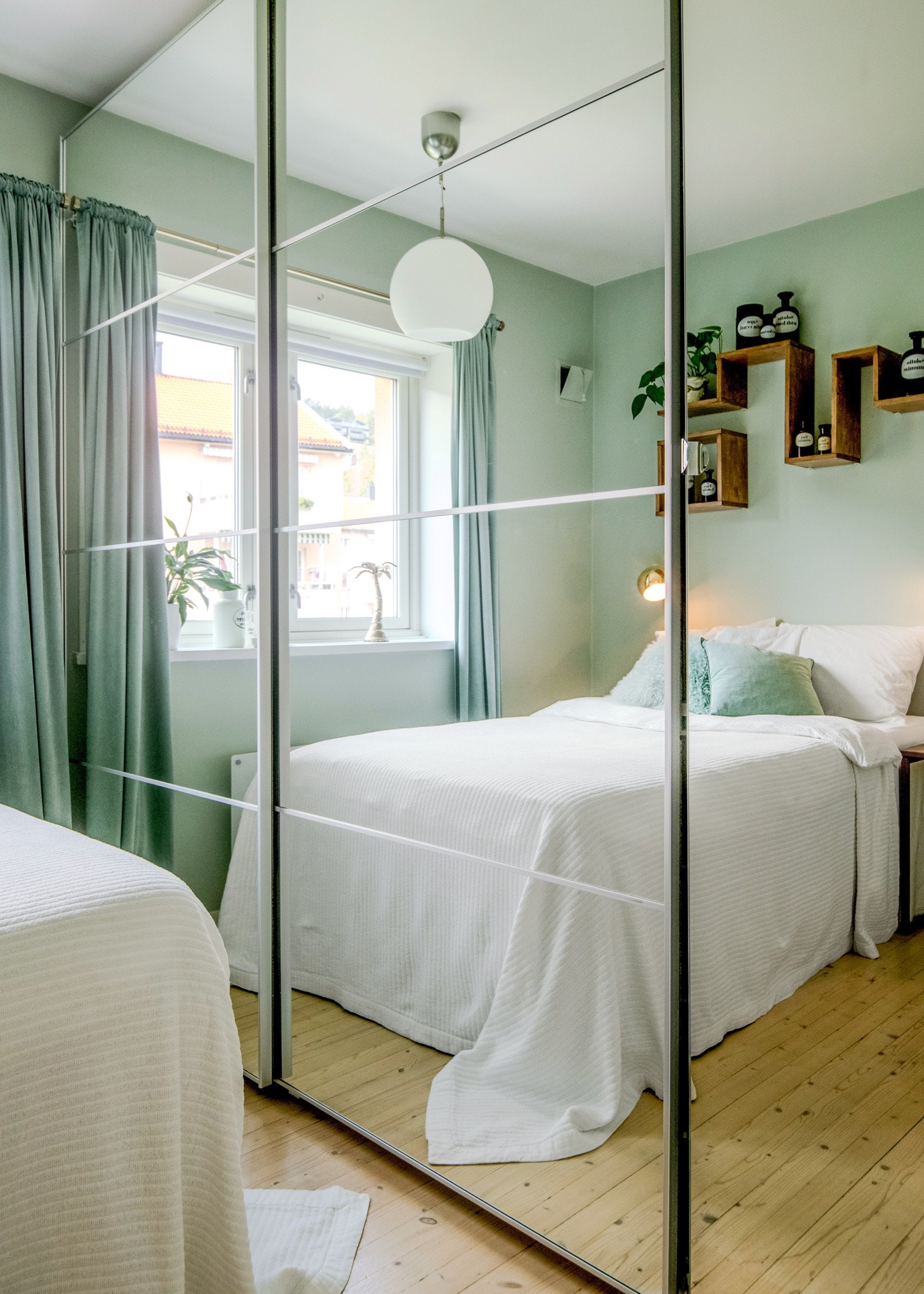 Hovedsoverommet er romslig og innbydende, med skyvedørsgarderobe med speilfronter og behagelig fargevalg på vegger. Galleribilde