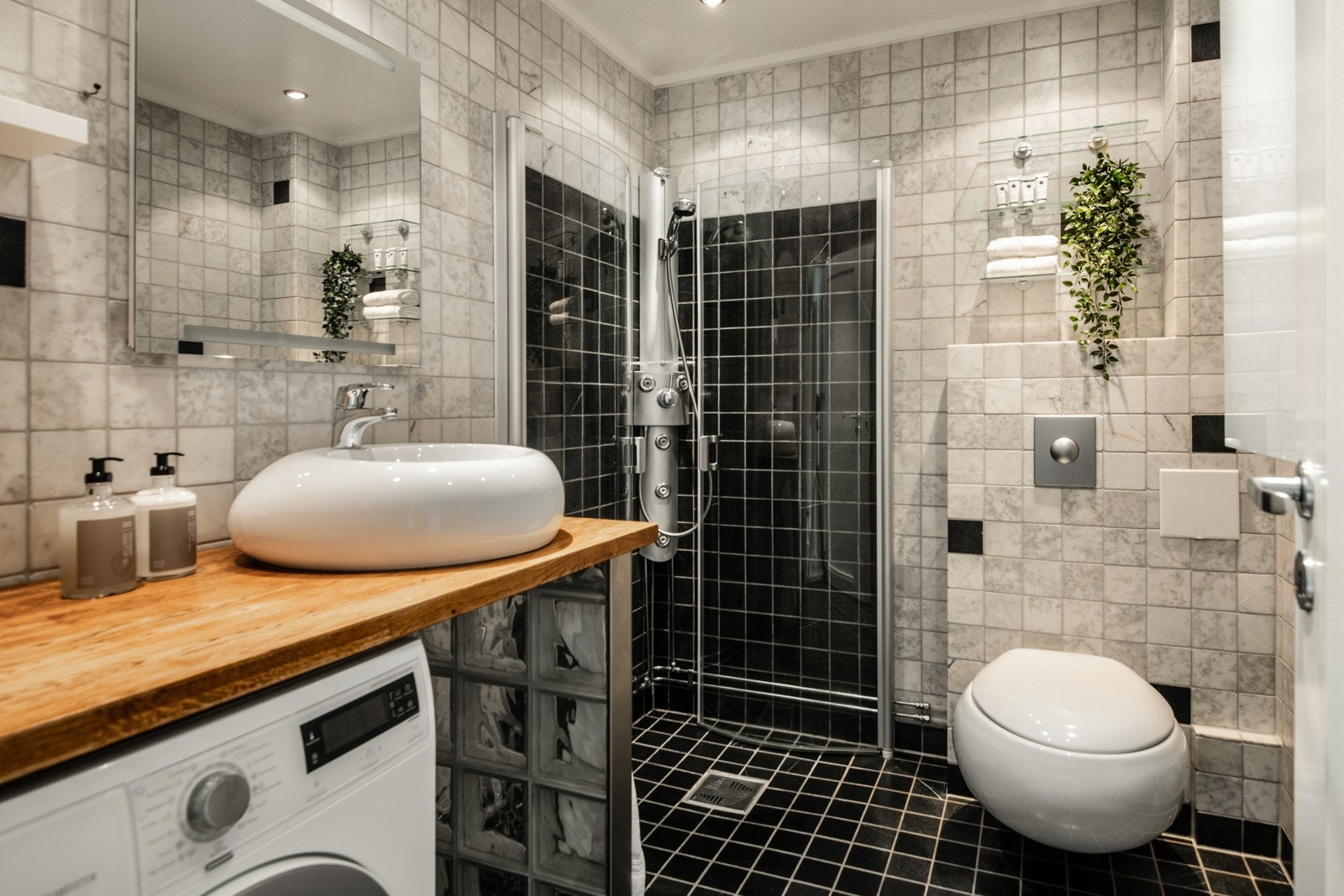 Badet ble ifølge selger oppusset av tidligere eier i 2008, og utvidet i forbindelse med oppgraderingen. Rommet har flislagte gulv med varmekabler og veggflater med fliser og malte overflater. Galleribilde