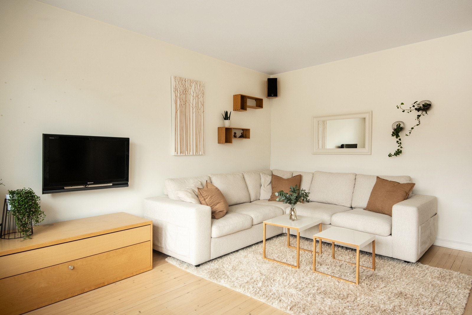 Den gode romfølelsen forsterkes av planløsningen, som gir fleksible møbleringsmuligheter - enten du ønsker en stor sofagruppe, spisebord eller begge deler. Galleribilde