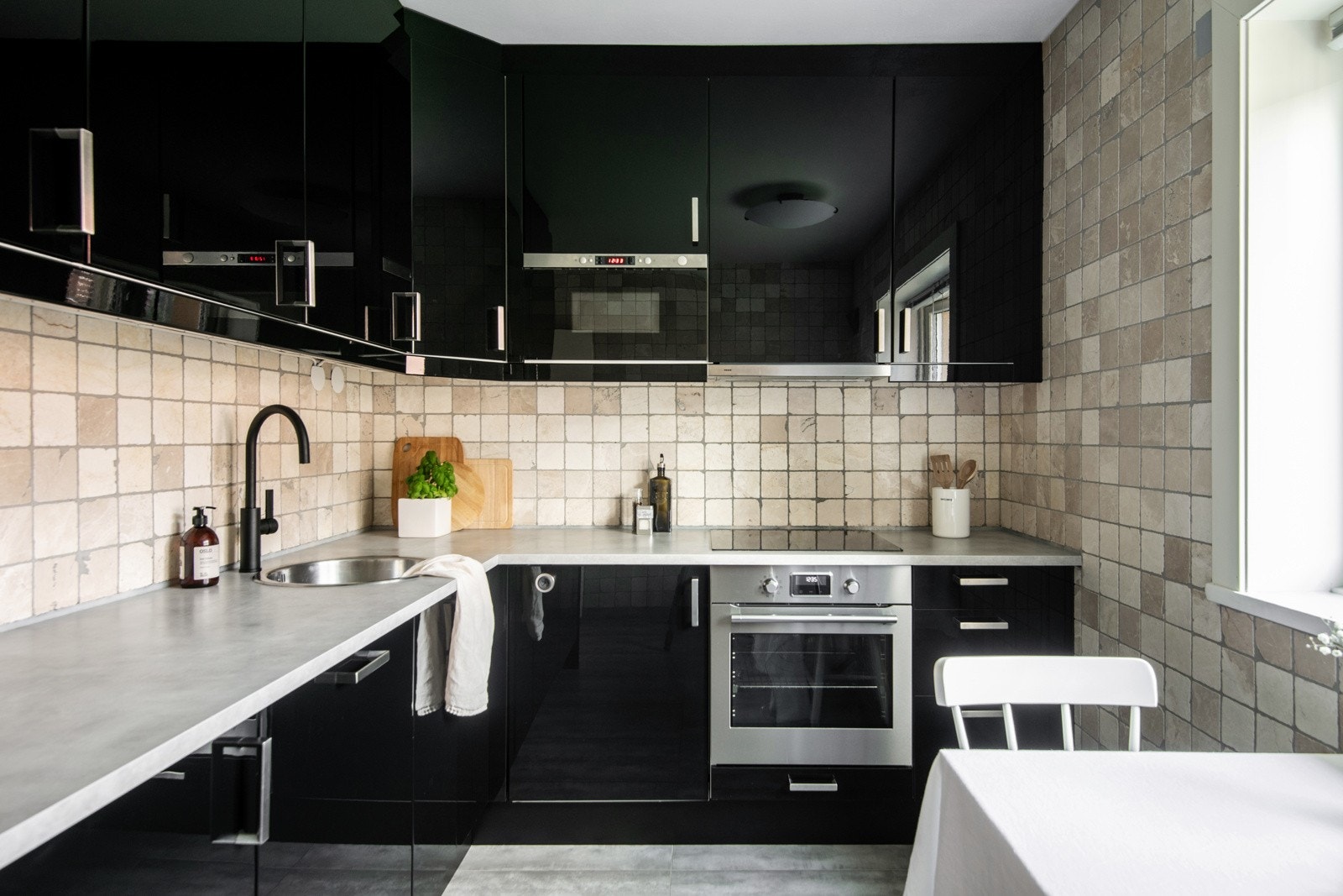 Her finner du integrerte hvitevarer som koketopp, stekeovn, mikrobølgeovn, oppvaskmaskin, samt kjøle- og fryseskap Galleribilde