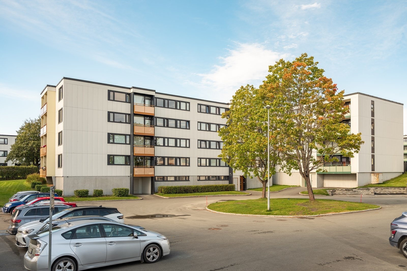 Borettslaget har gode parkeringsmuligheter, både for beboere og besøkende. Det er biloppstillingsplasser på eiendommen, i tillegg til at borettslaget har 257 garasjeplasser. Borettslaget har montert ladepunkt for både de som står ute og i alle garasjer. Galleribilde