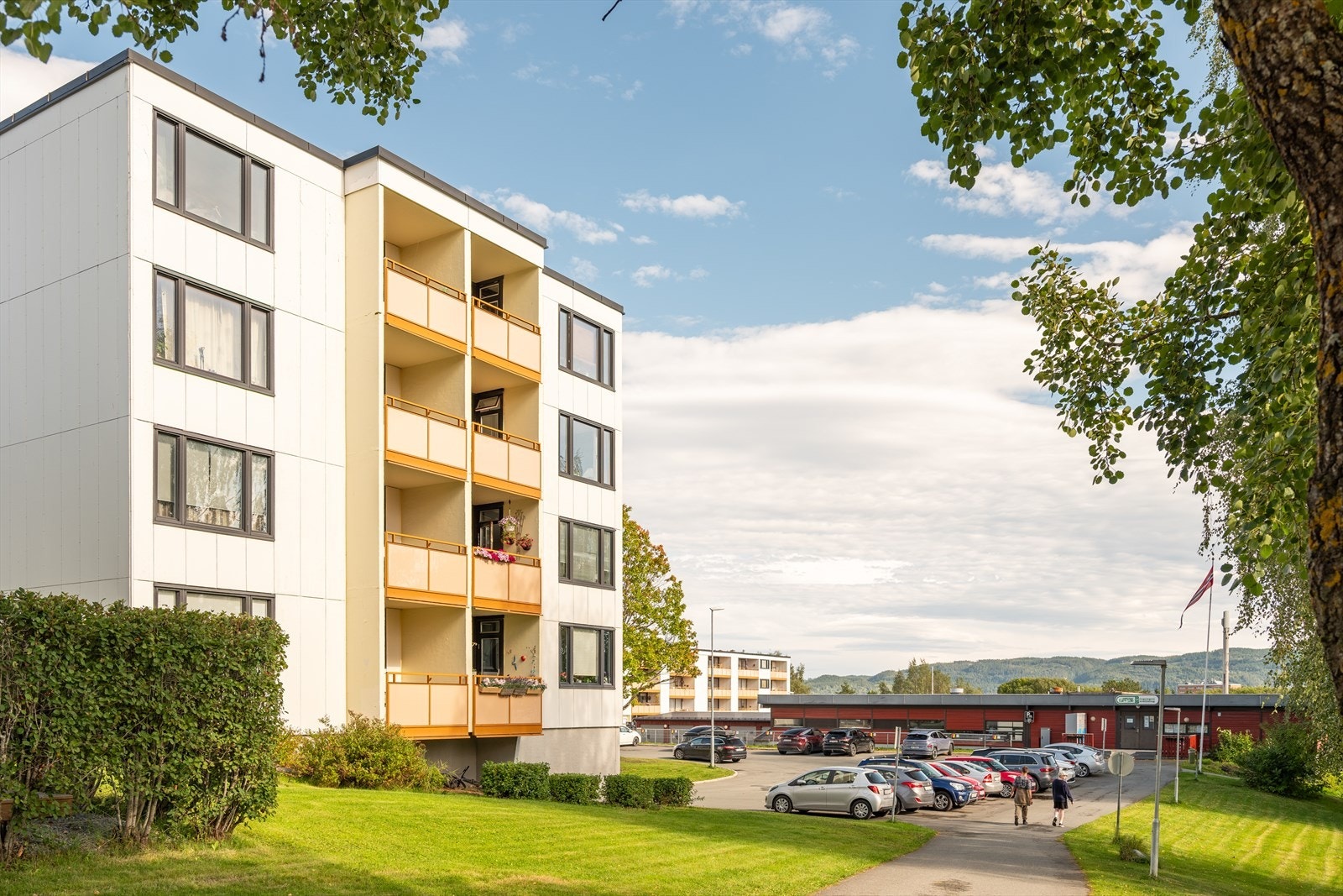 Leiligheten ligger fint til i et veletablert boligområde på Saupstad. Herfra er det gangavstand til dagligvarebutikker, treningssenter bussholdeplass og rekreasjonsområder. Galleribilde