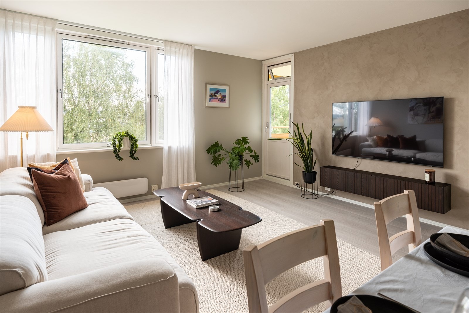 Leiligheten har en lys og åpen stue som måler 21,9 m² og god plass til både sitte- og spisegruppe. Galleribilde