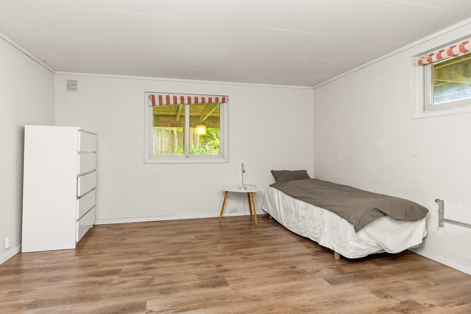 Soverom 2 i kjelleretasjen. God plass til en dobbeltseng. Galleribilde