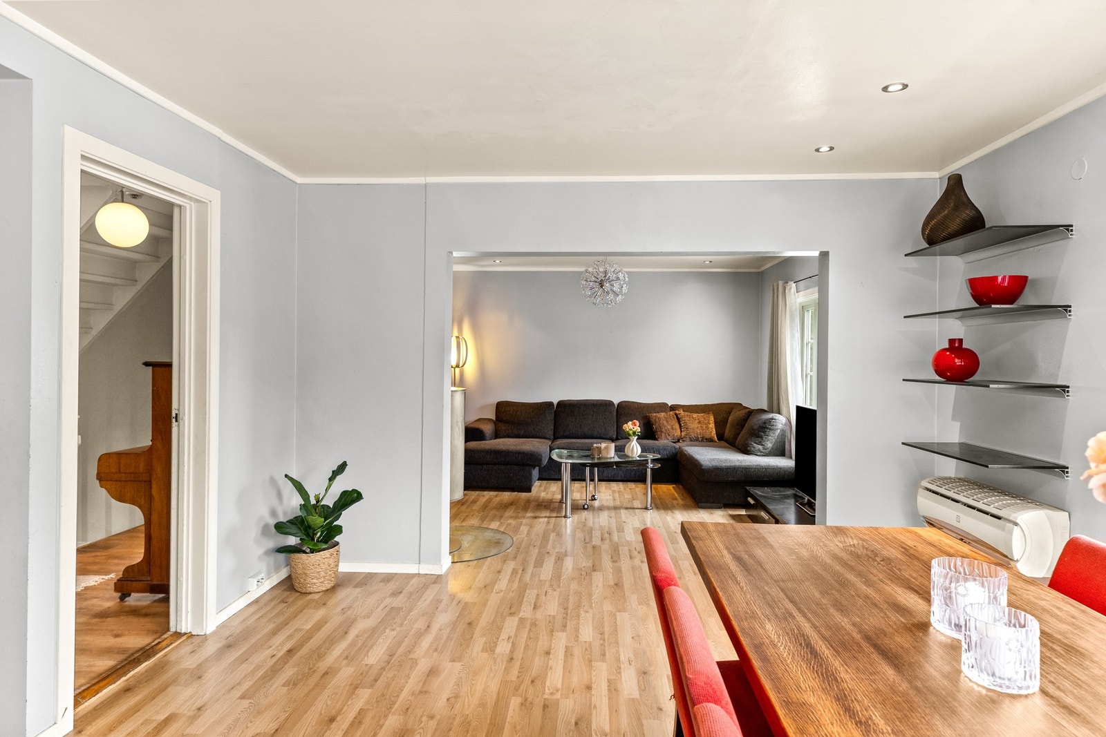 Romslig og luftig stue med en behagelig, tilbaketrukket plassering. Galleribilde