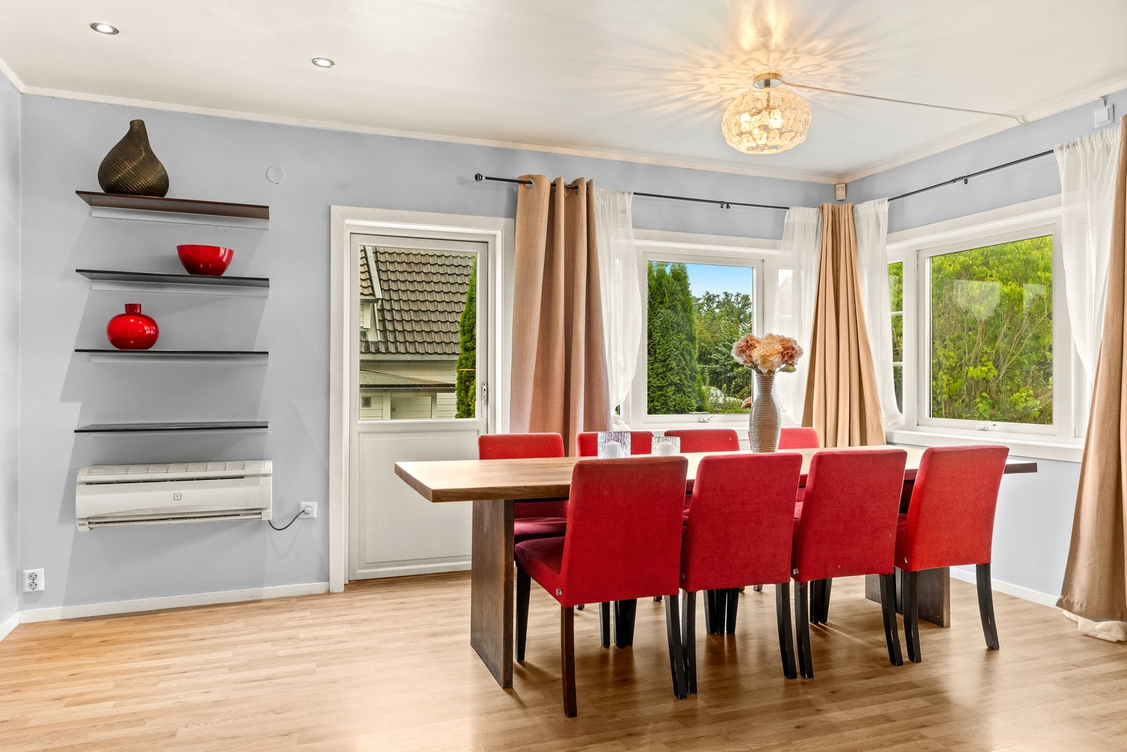 De store vindusflatene gir godt med dagslys til spisebordet. Galleribilde